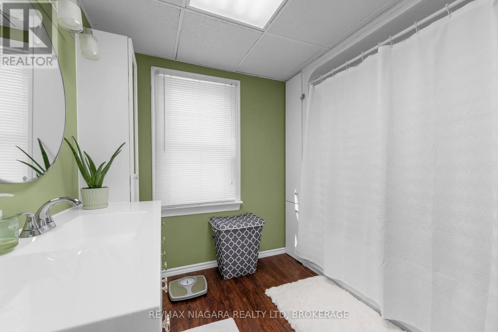 351 CRESCENT ROAD W