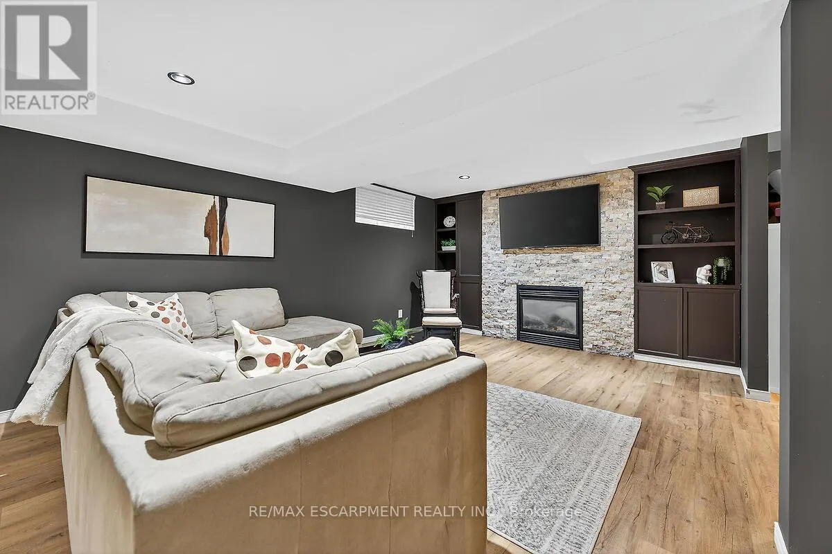 43 CLAYMORE CRESCENT