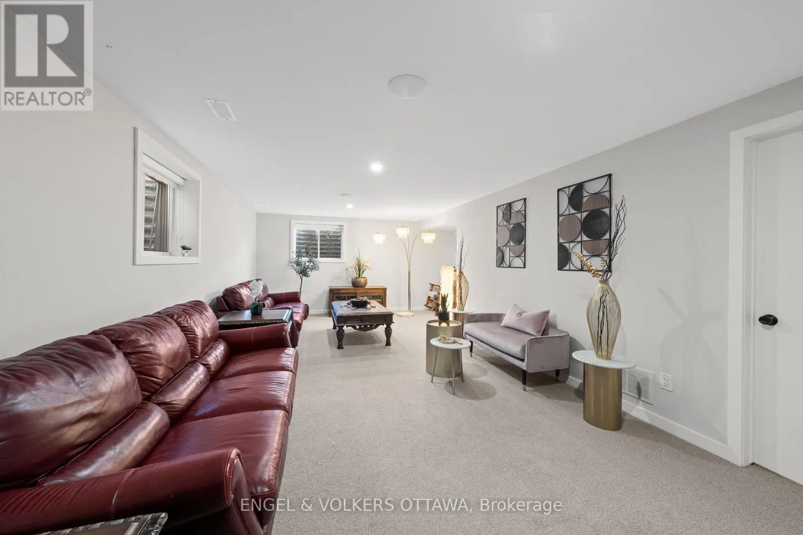 933 ISLINGTON WAY