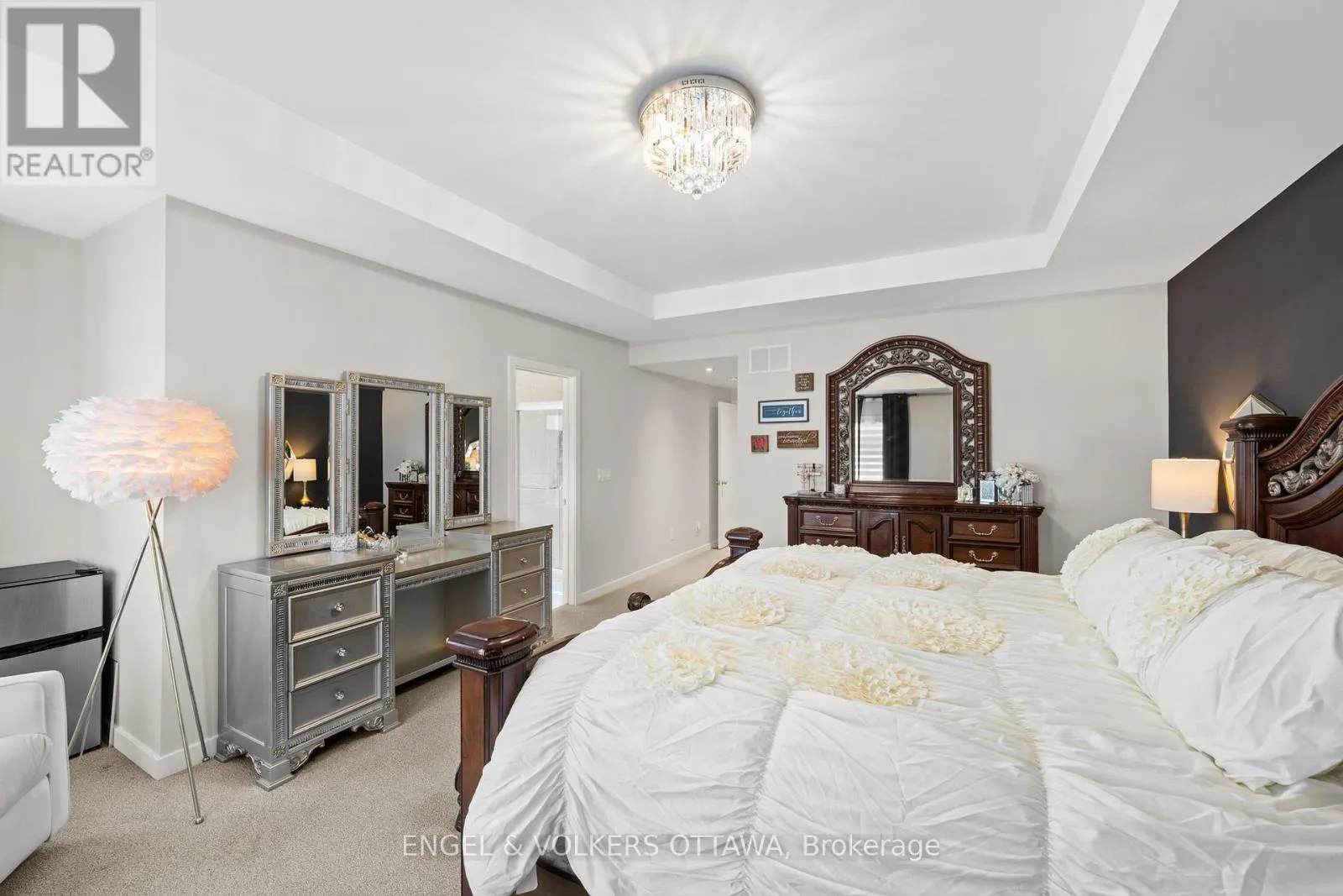 933 ISLINGTON WAY