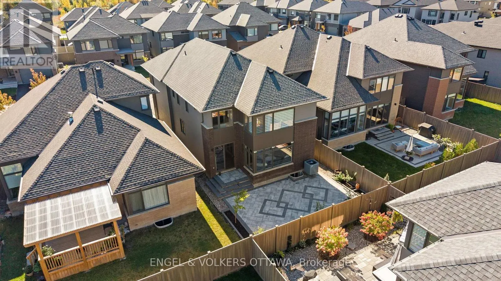 933 ISLINGTON WAY