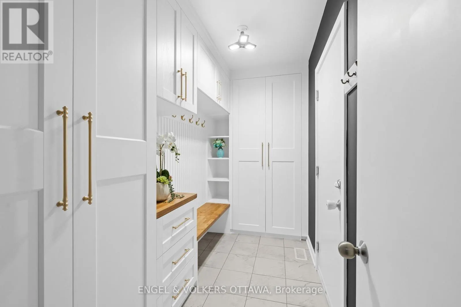 933 ISLINGTON WAY