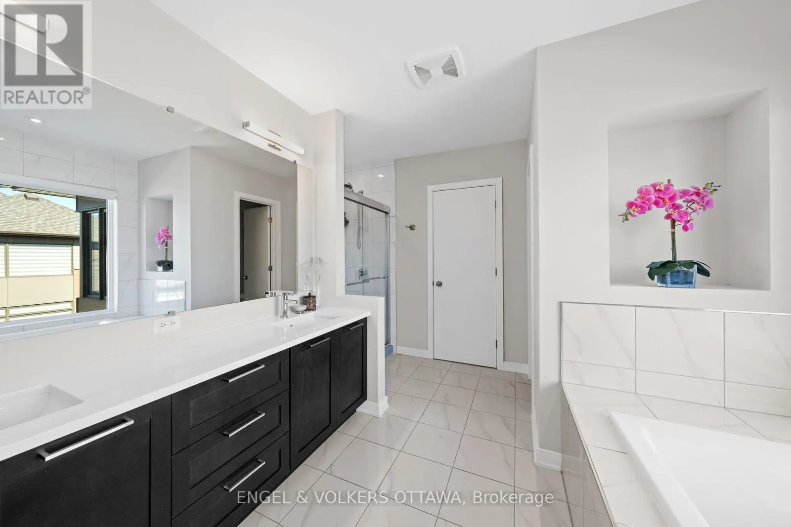 933 ISLINGTON WAY