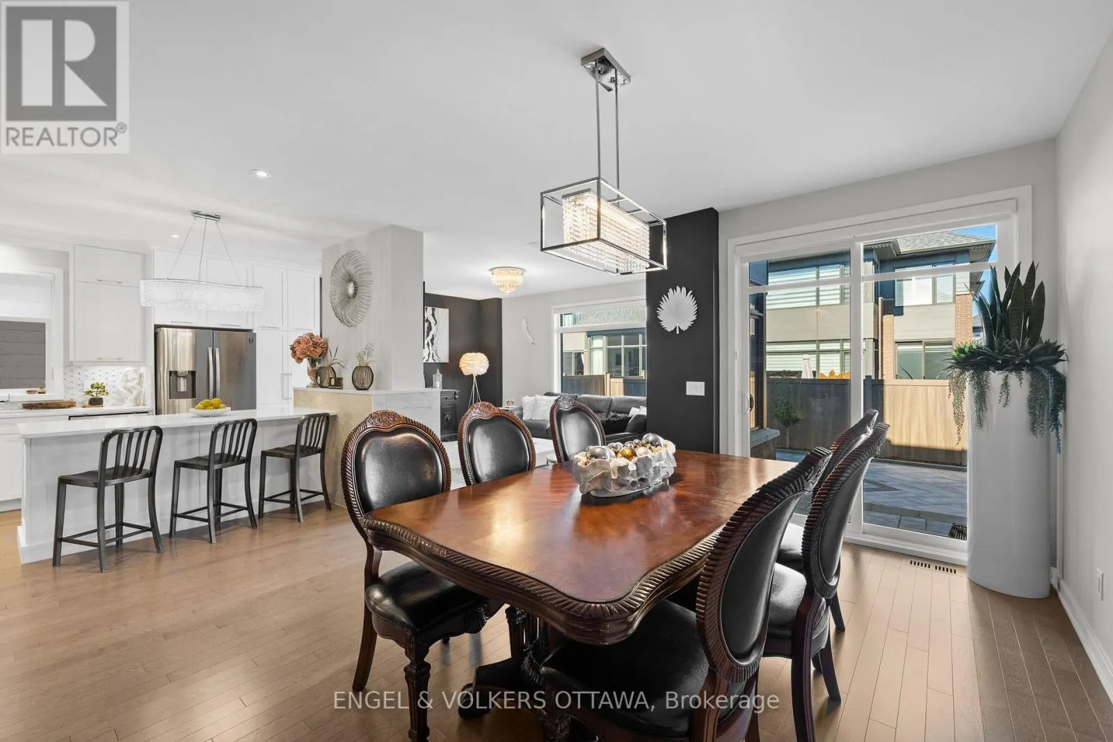 933 ISLINGTON WAY