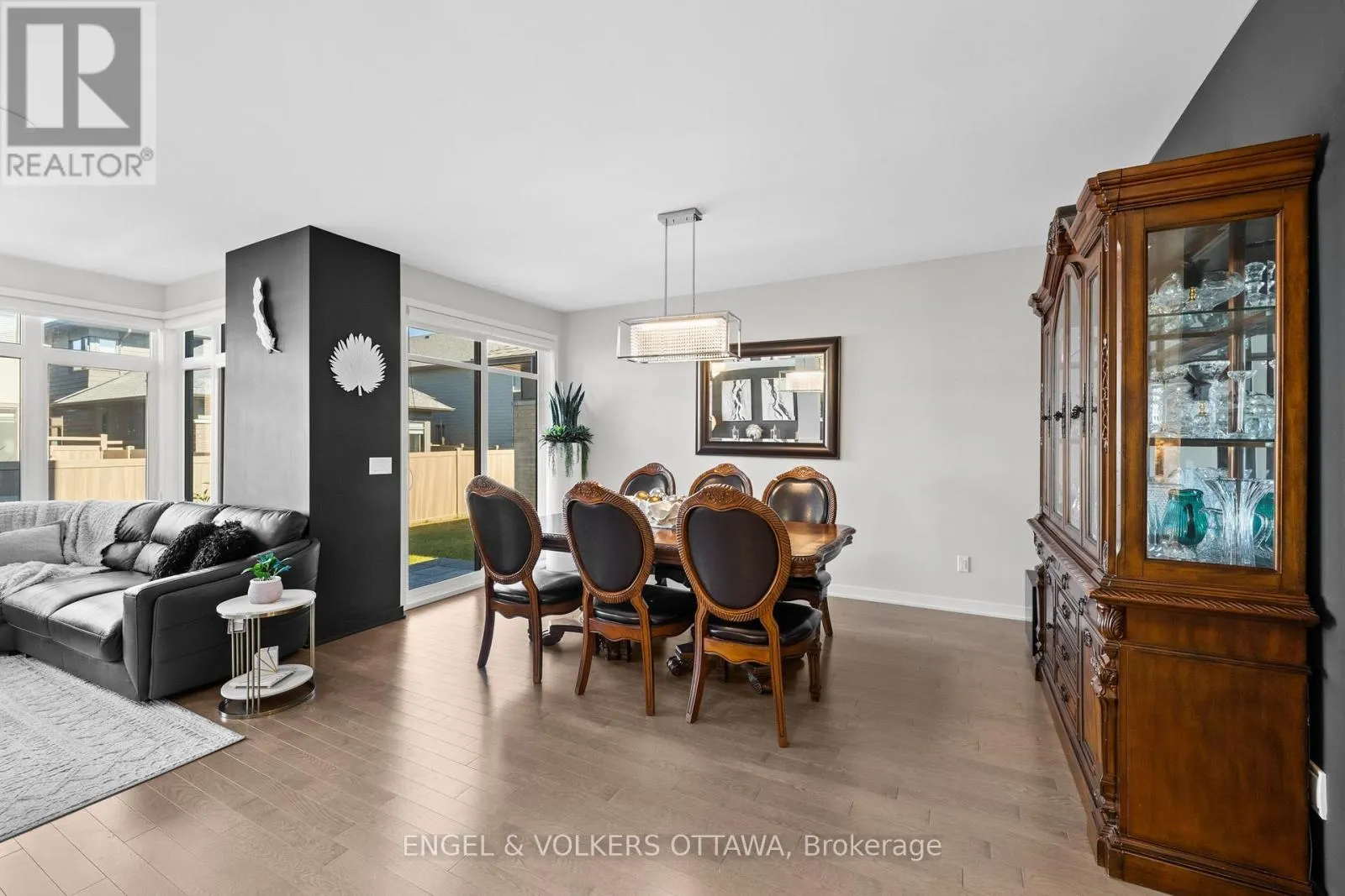 933 ISLINGTON WAY