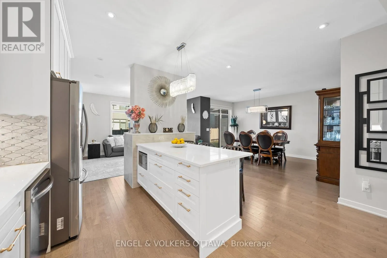 933 ISLINGTON WAY