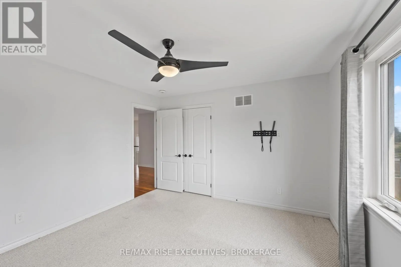 648 HALLOWAY DRIVE