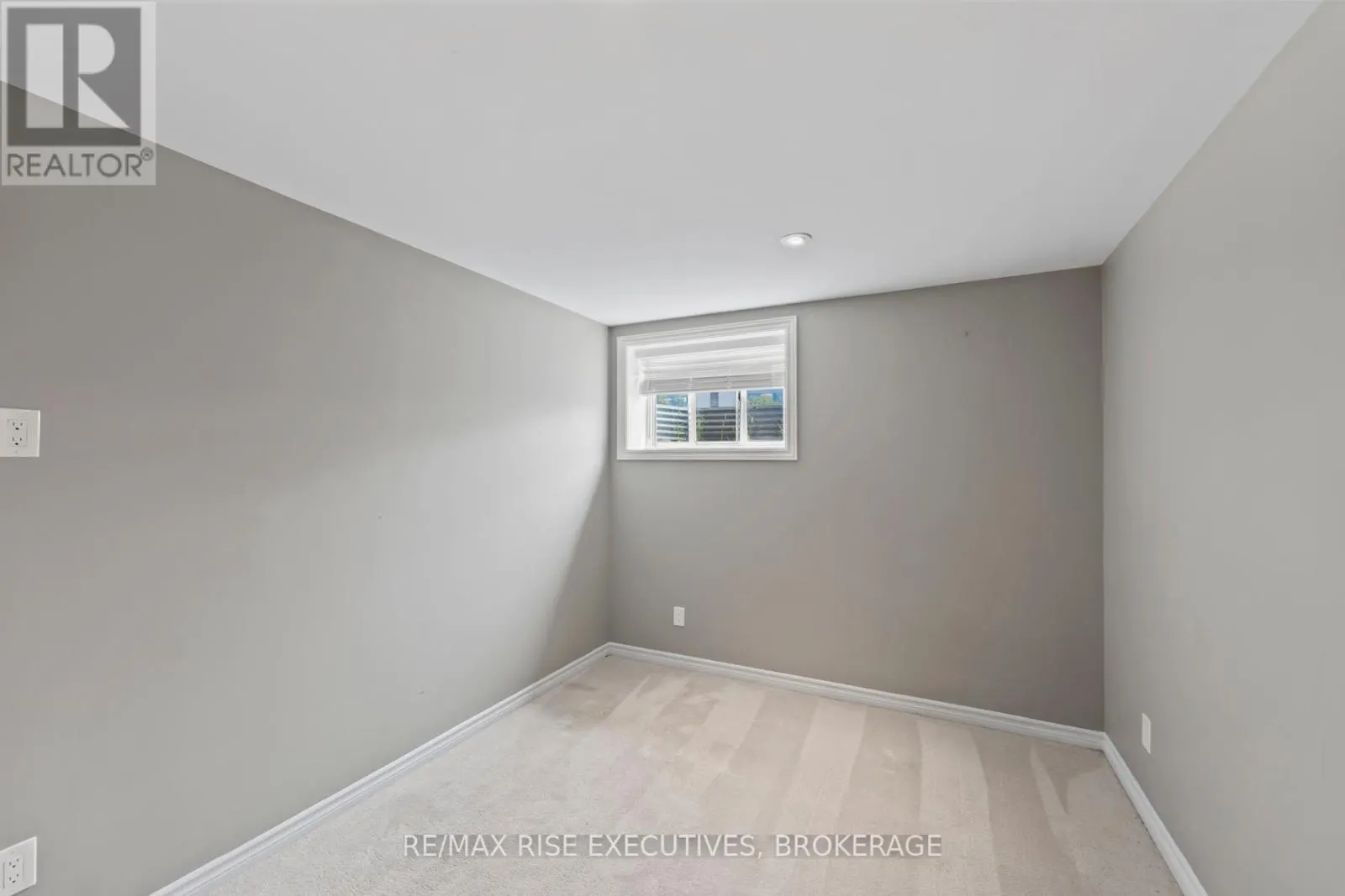 648 HALLOWAY DRIVE