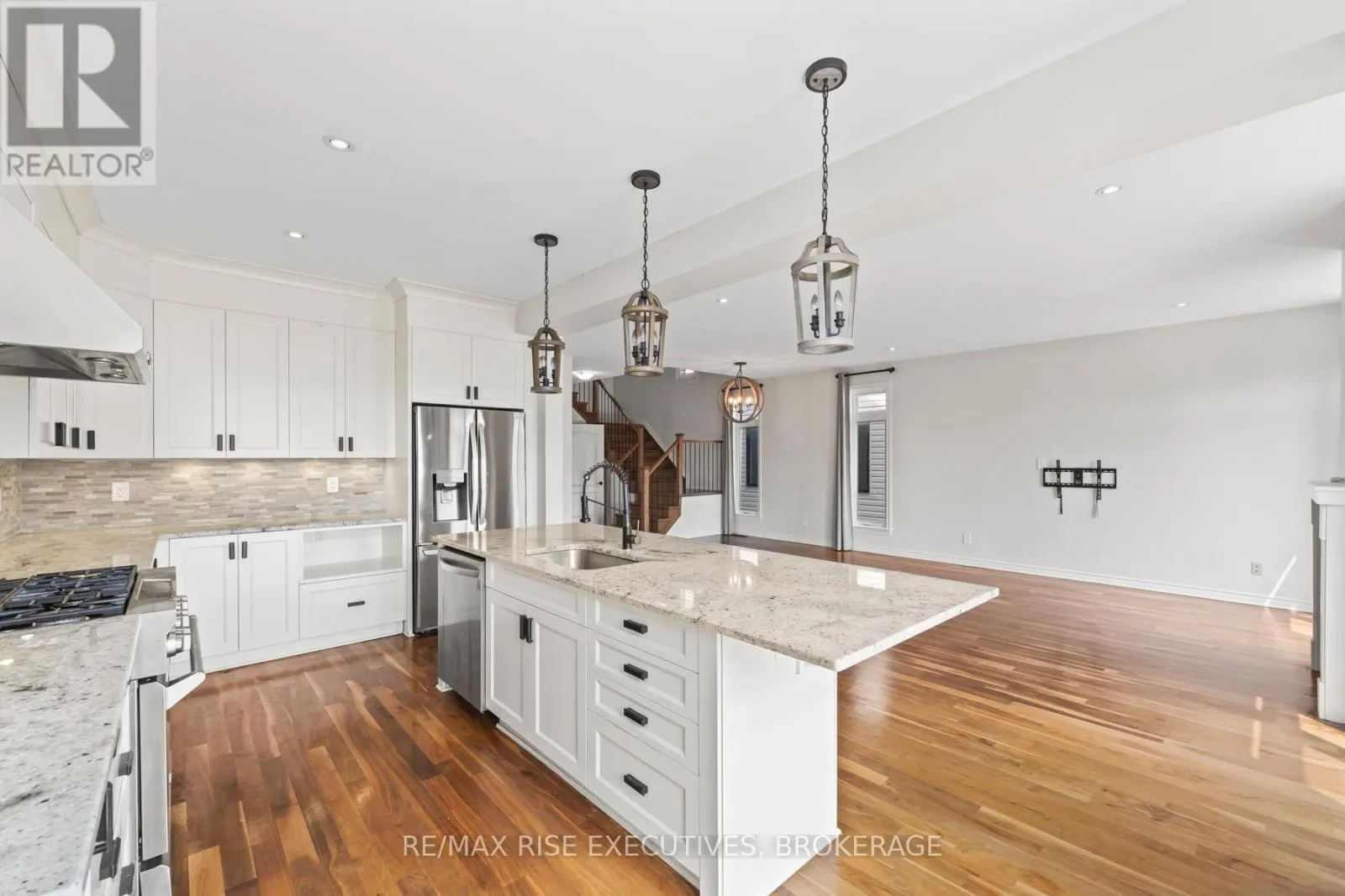 648 HALLOWAY DRIVE