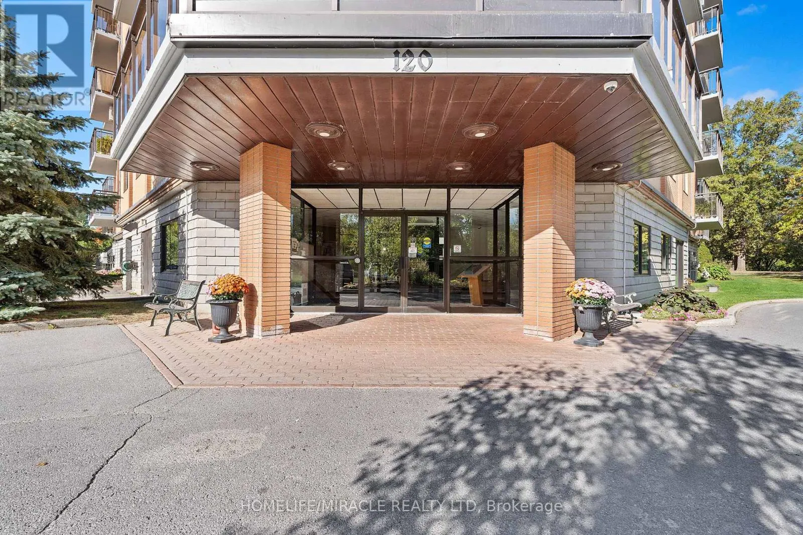 609 - 120 BARRETT COURT