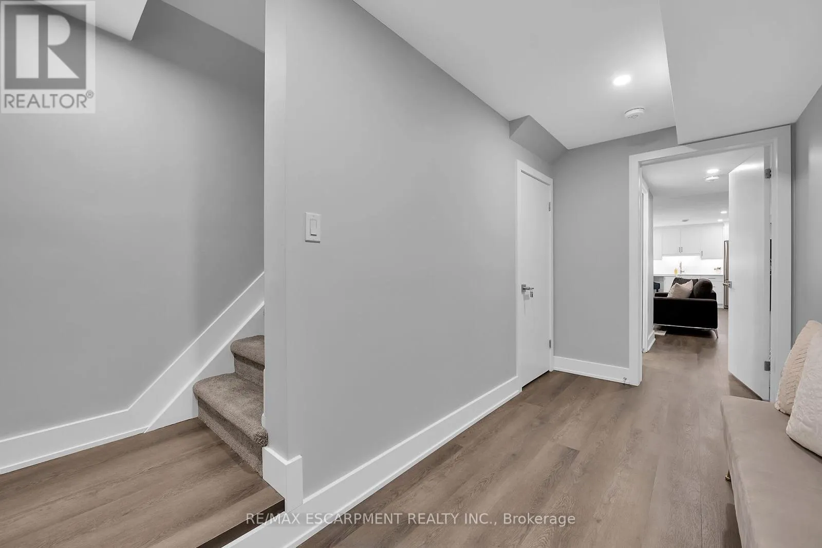 8 CHARTWELL CIRCLE