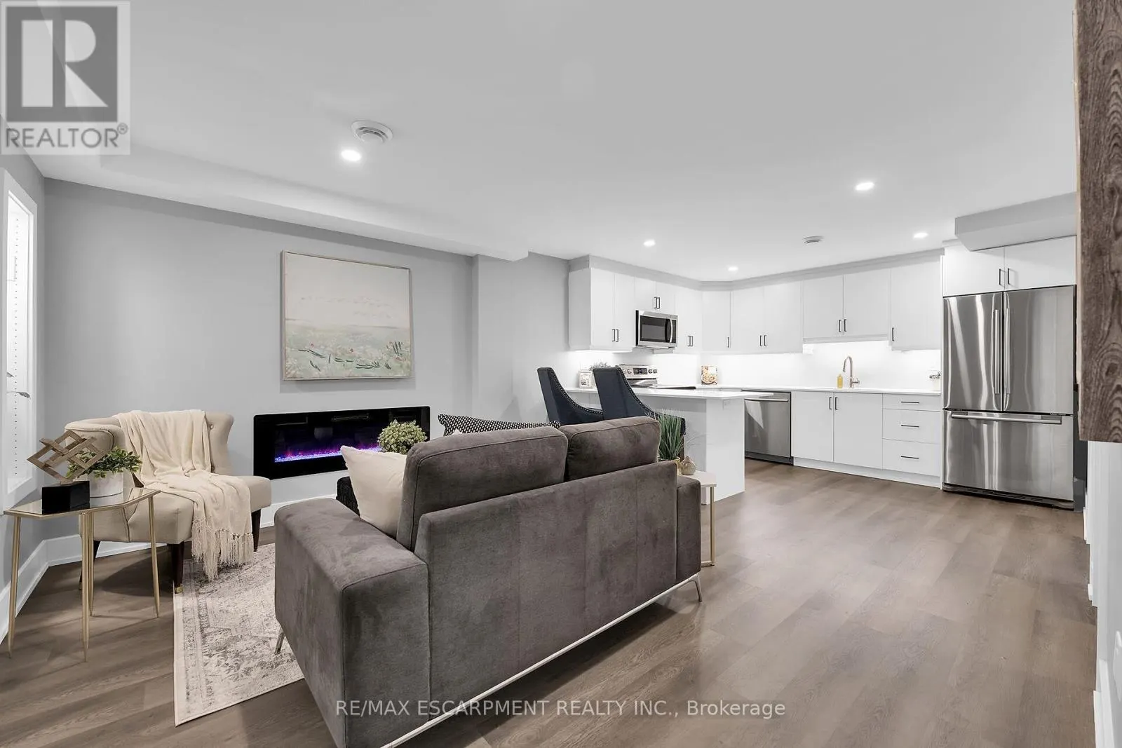 8 CHARTWELL CIRCLE