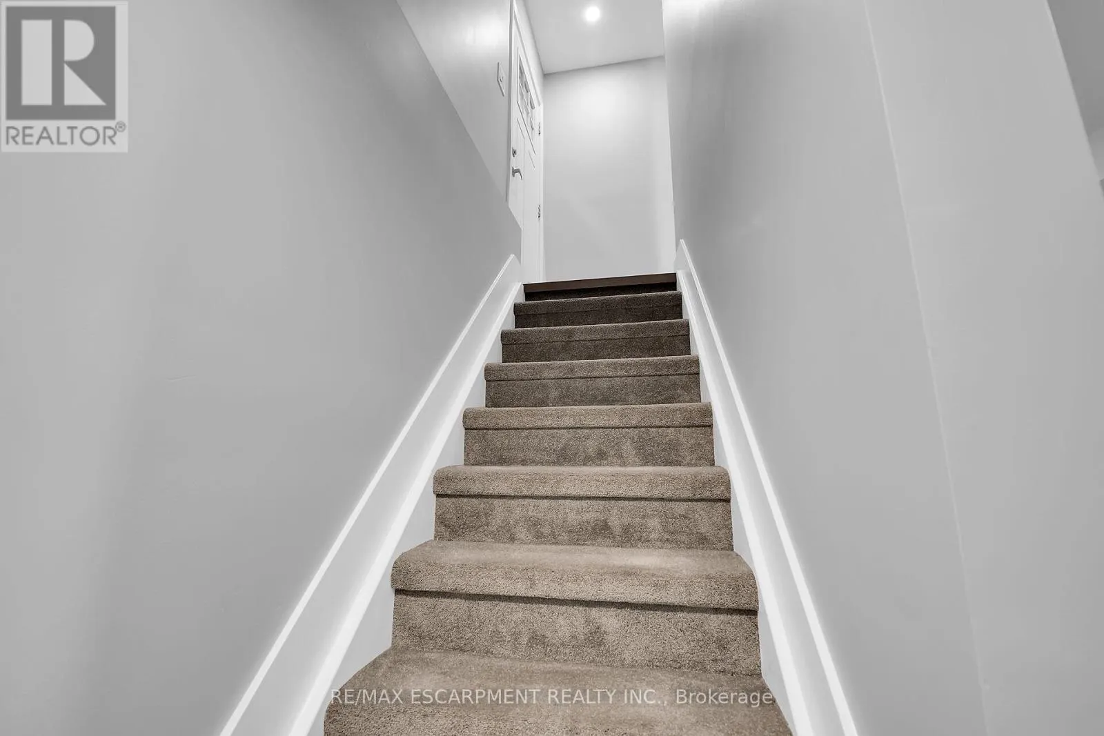 8 CHARTWELL CIRCLE
