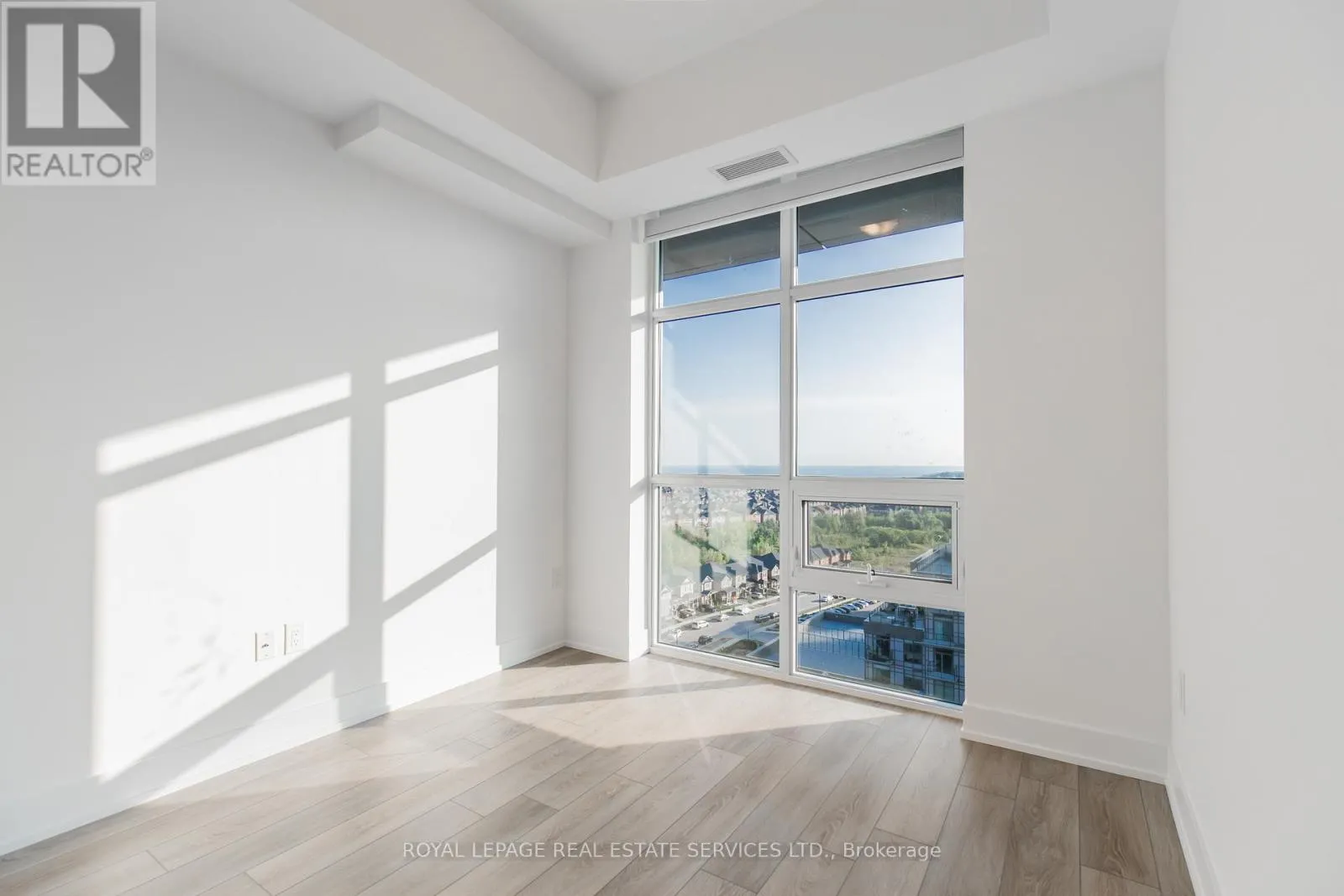 1211 - 470 DUNDAS STREET E