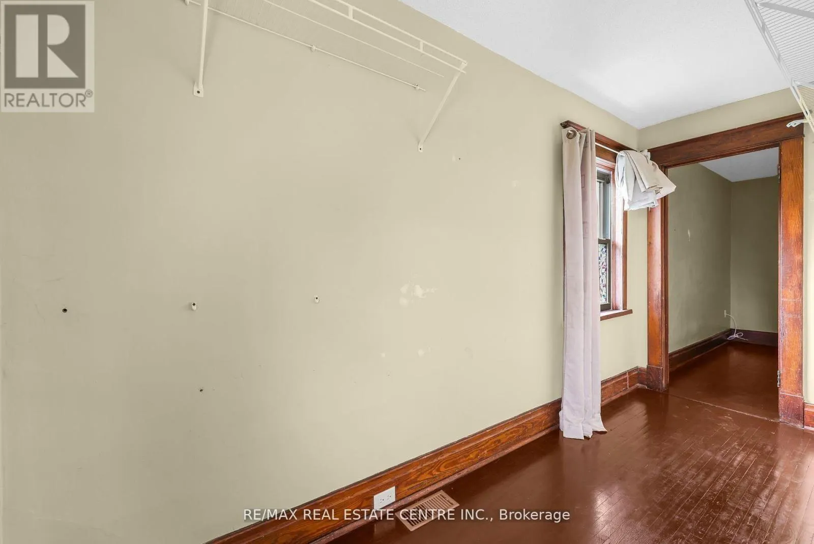 323 QUEENSTON ROAD