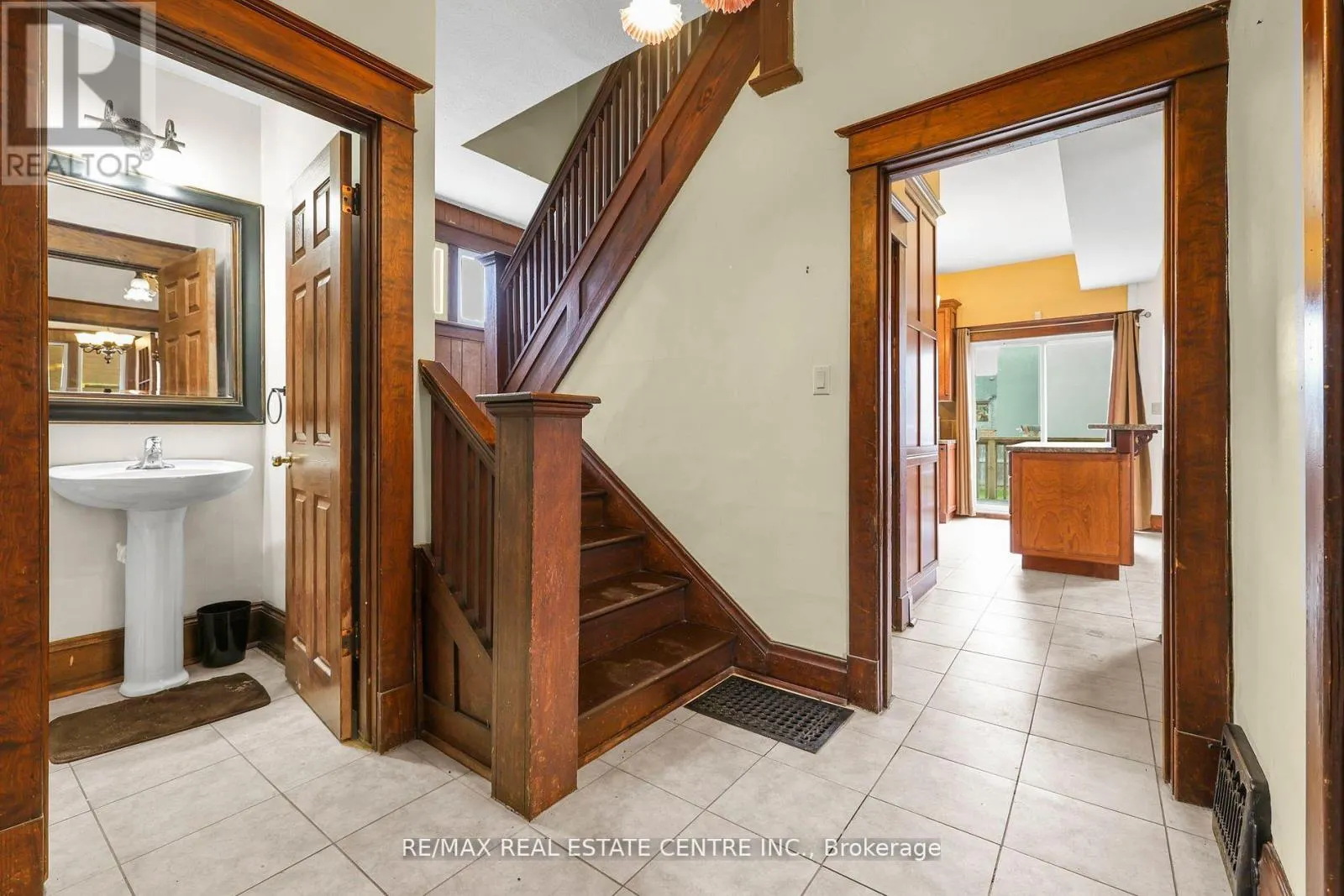 323 QUEENSTON ROAD