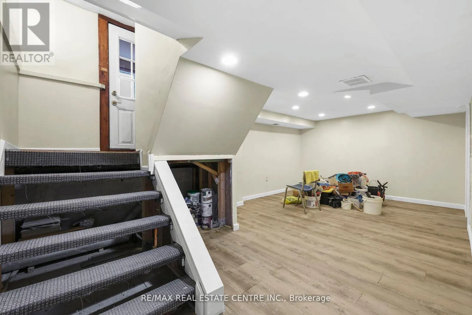 323 QUEENSTON ROAD