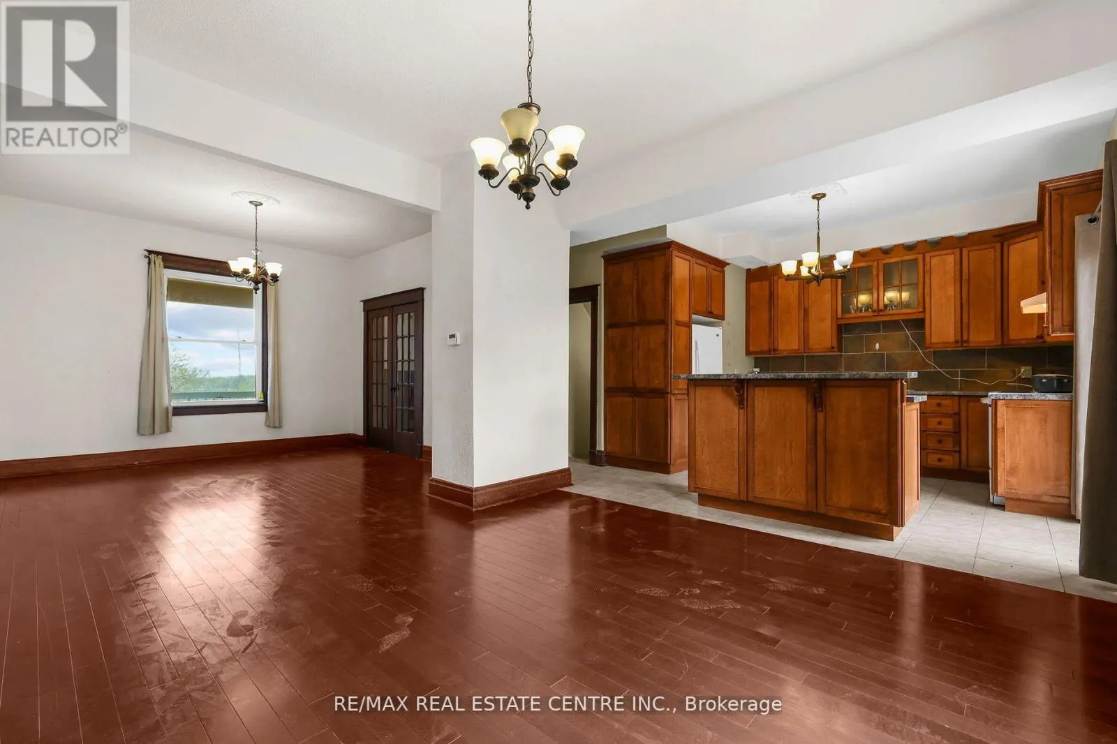 323 QUEENSTON ROAD