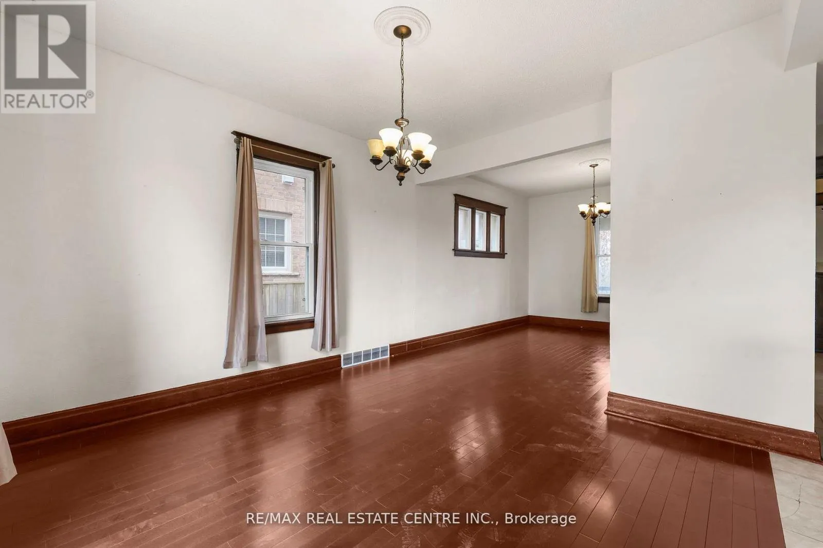 323 QUEENSTON ROAD