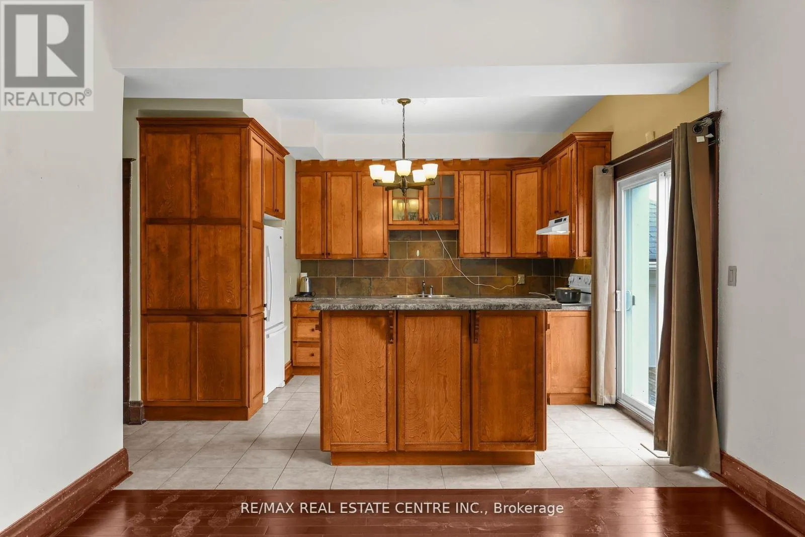 323 QUEENSTON ROAD