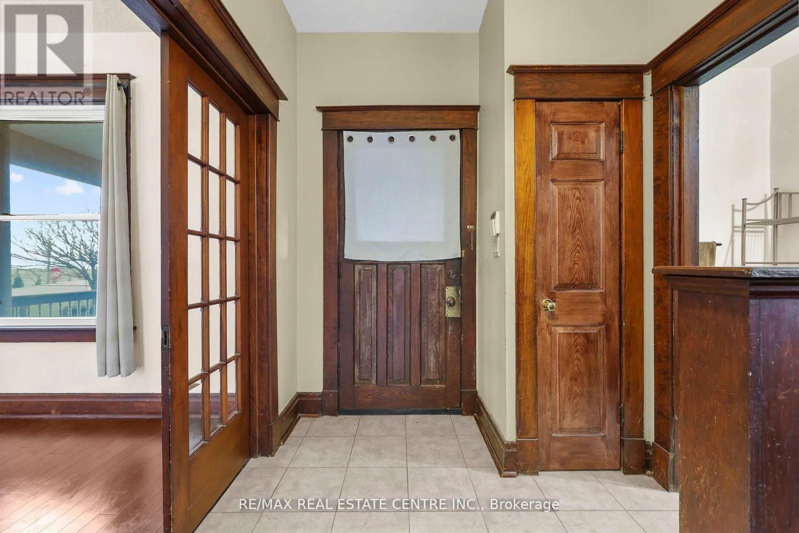 323 QUEENSTON ROAD