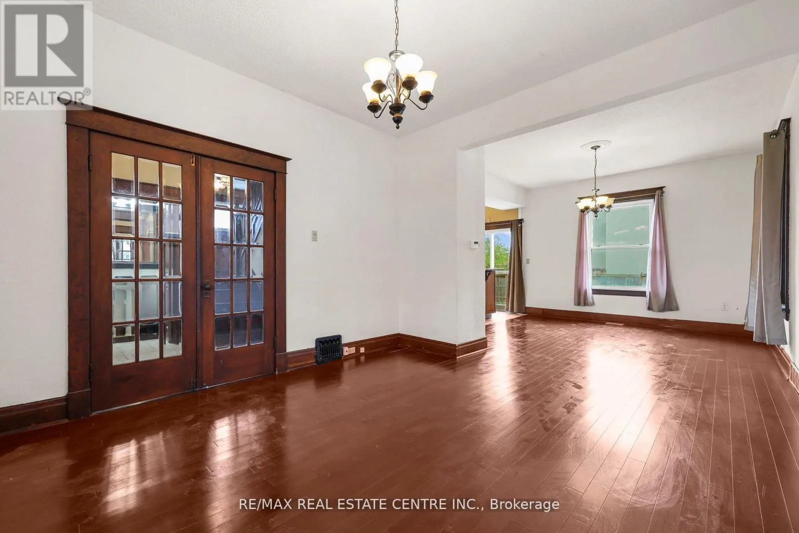 323 QUEENSTON ROAD