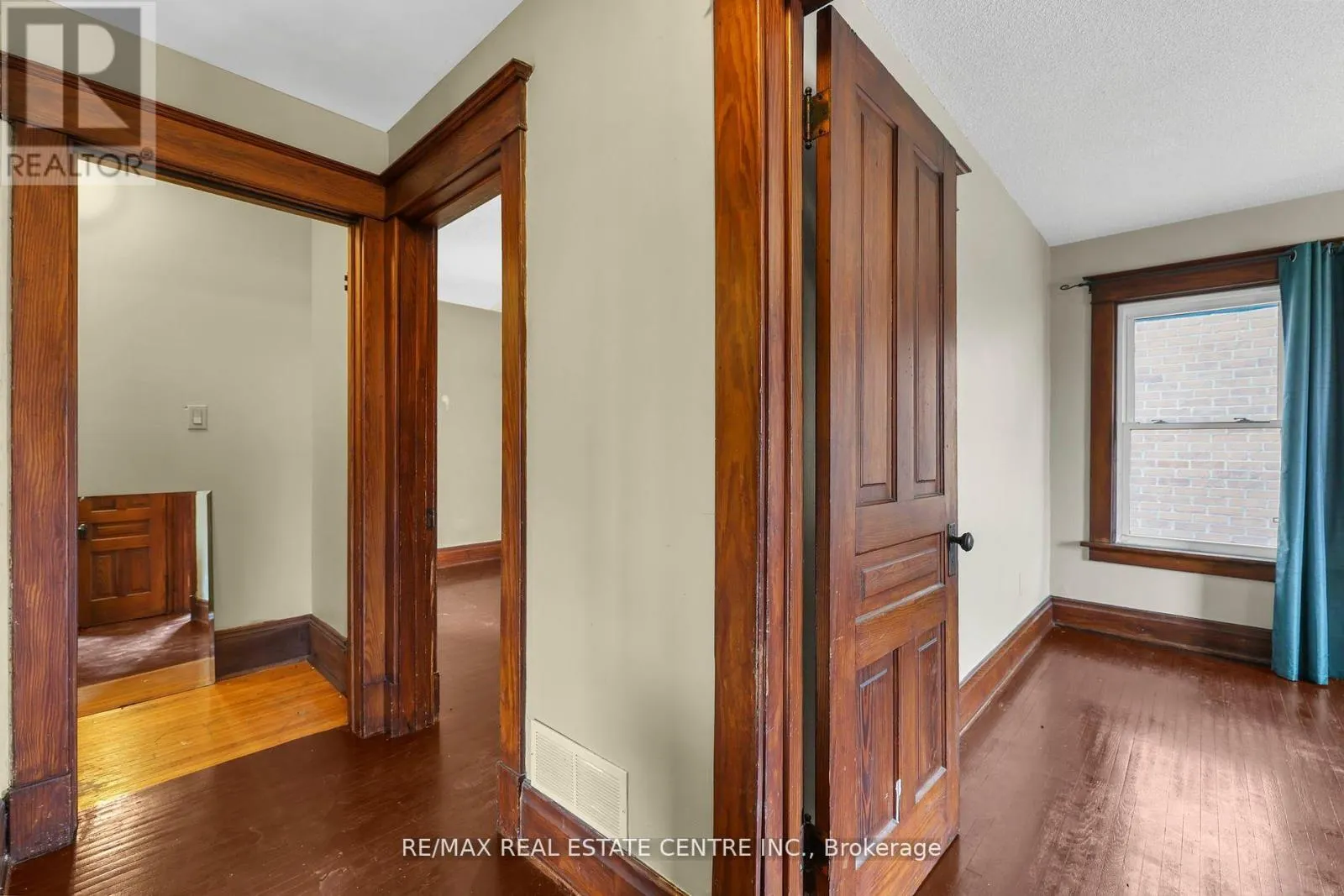 323 QUEENSTON ROAD