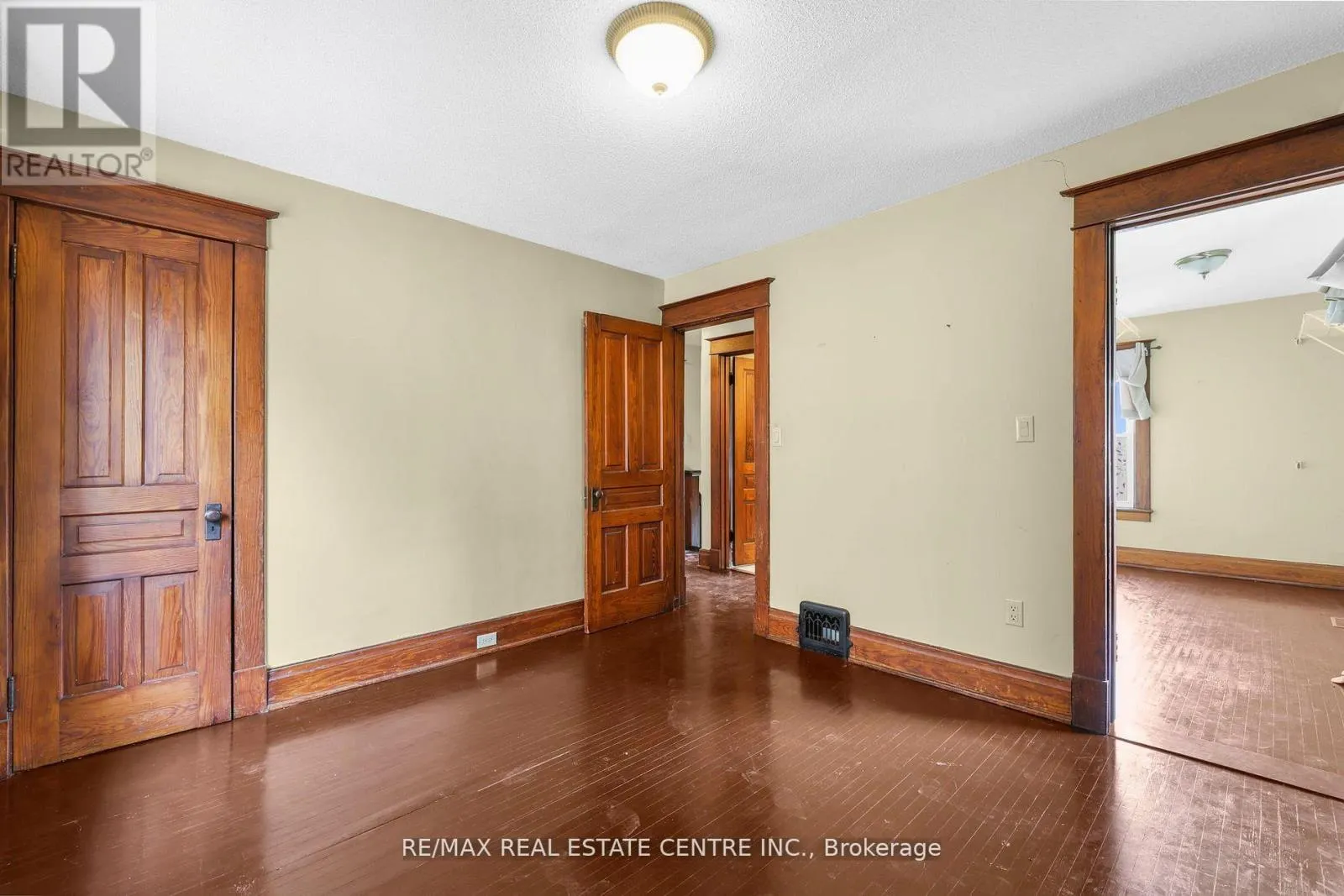 323 QUEENSTON ROAD