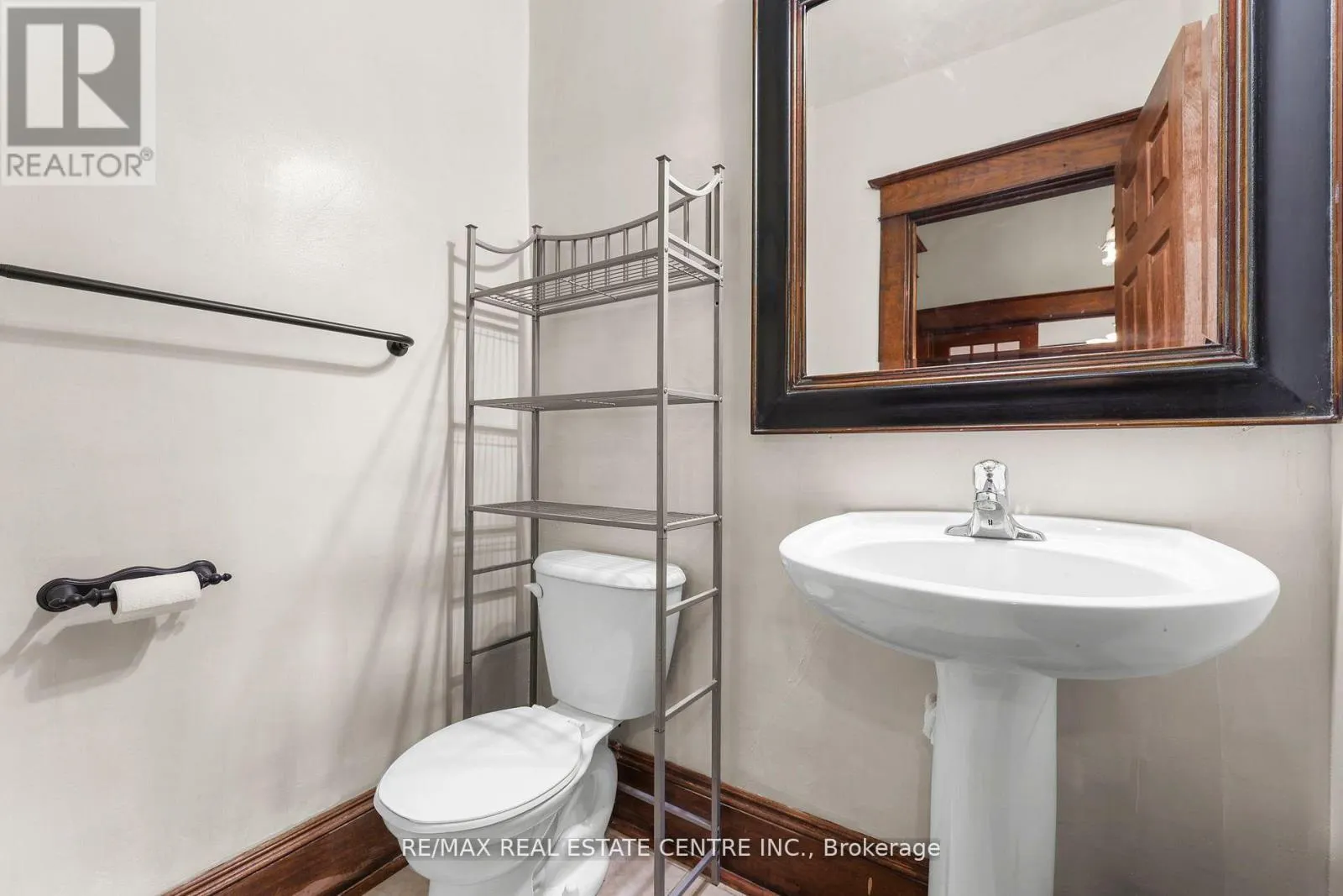 323 QUEENSTON ROAD