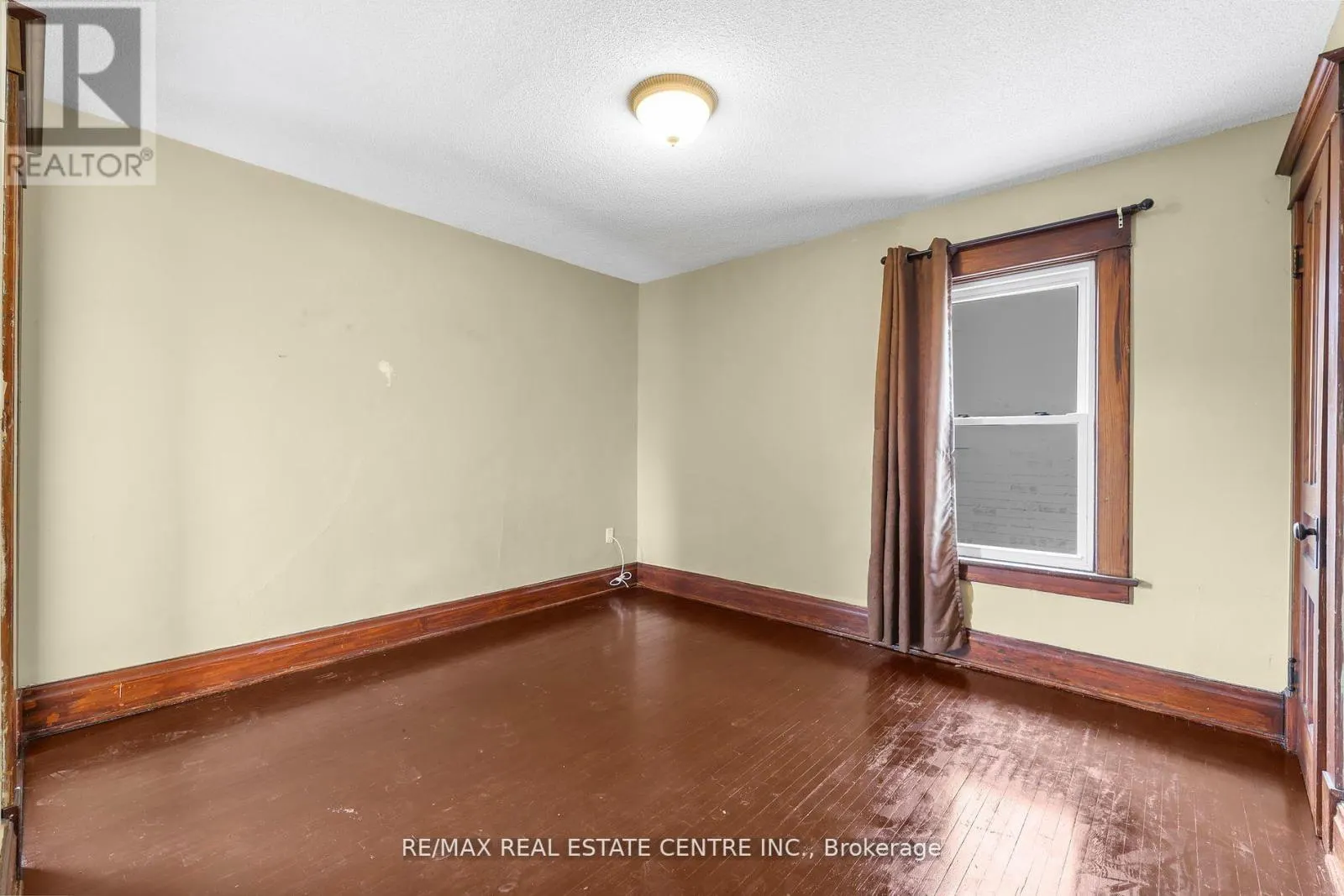 323 QUEENSTON ROAD