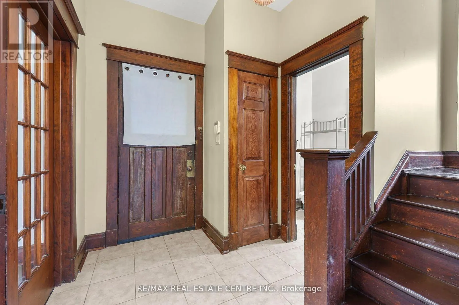 323 QUEENSTON ROAD