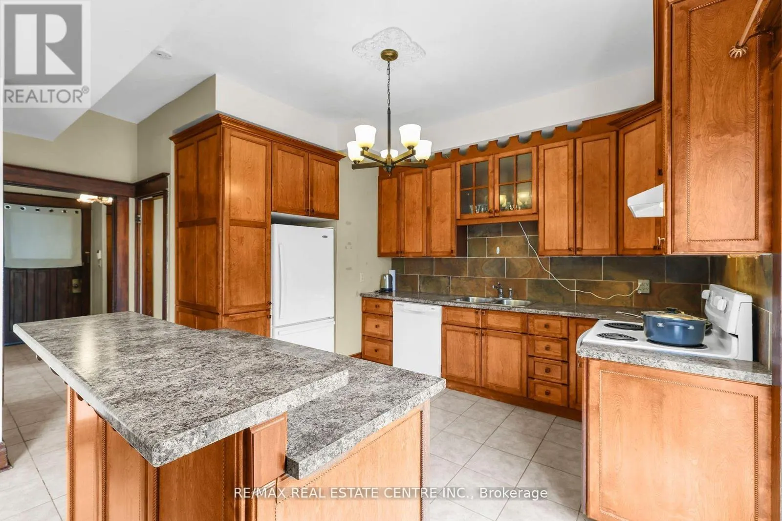 323 QUEENSTON ROAD