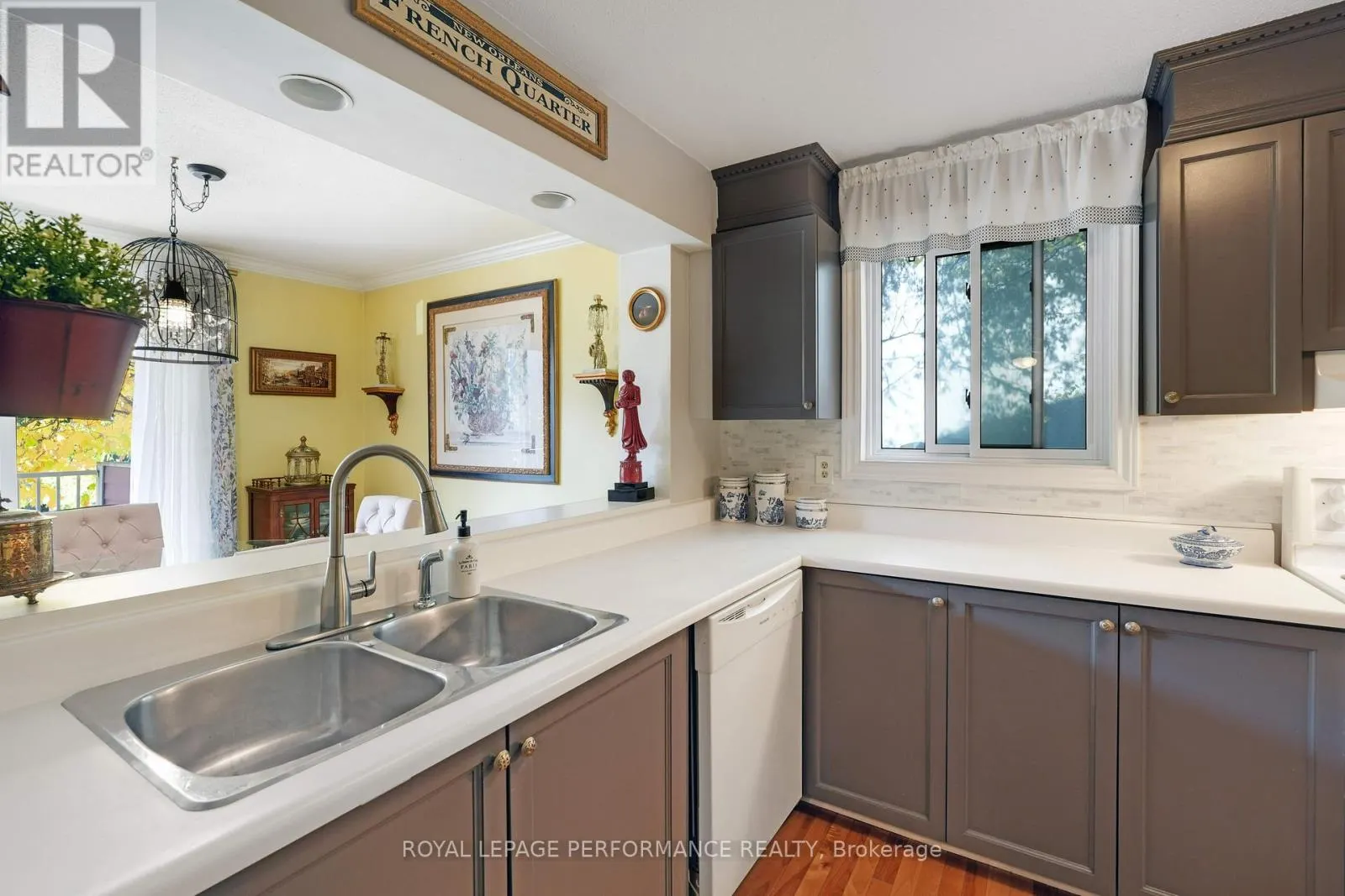 402 - 1589 ST BERNARD STREET