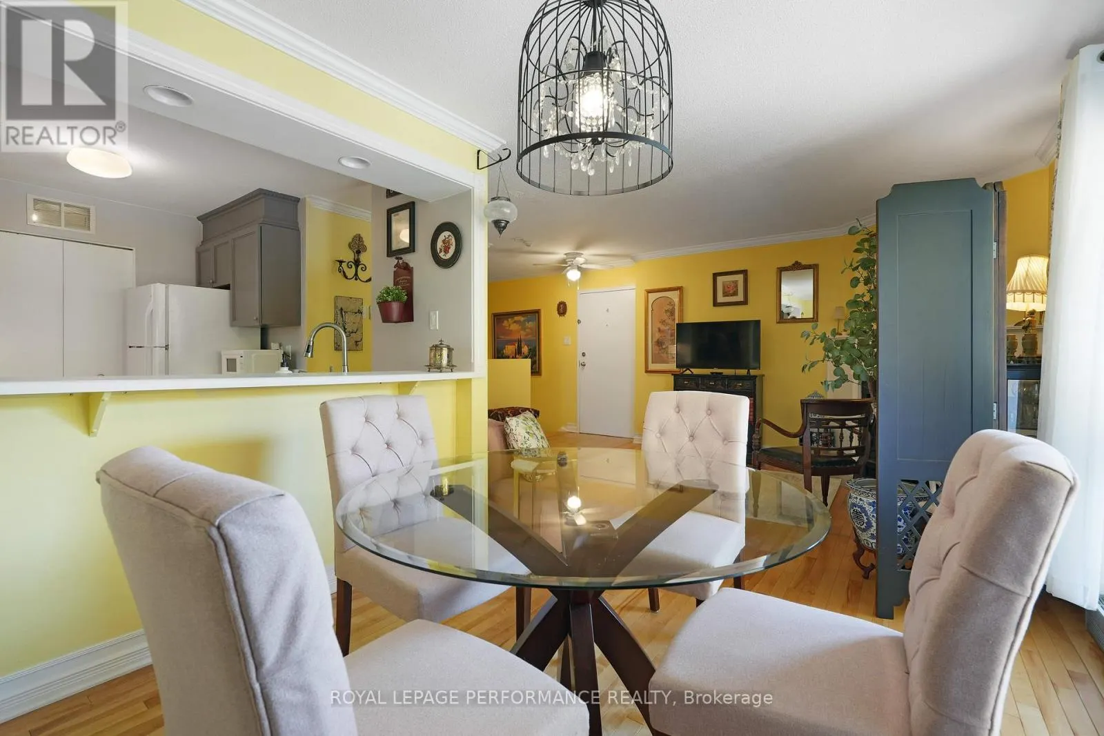 402 - 1589 ST BERNARD STREET
