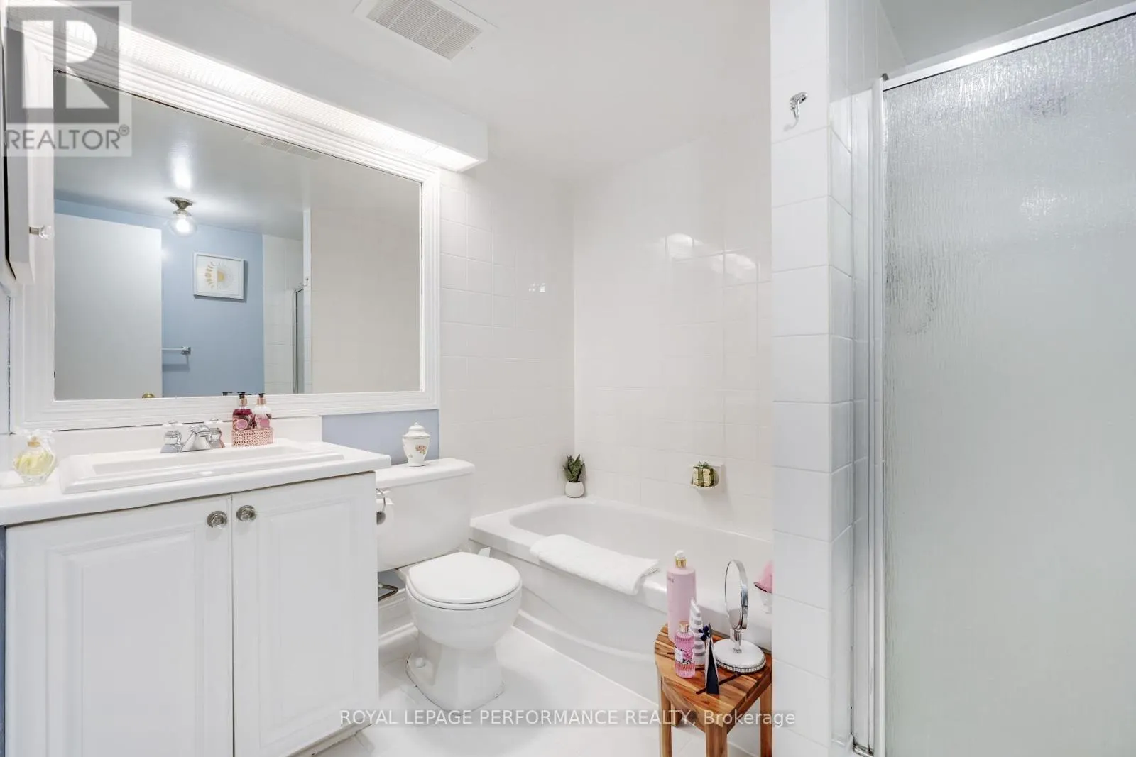 402 - 1589 ST BERNARD STREET