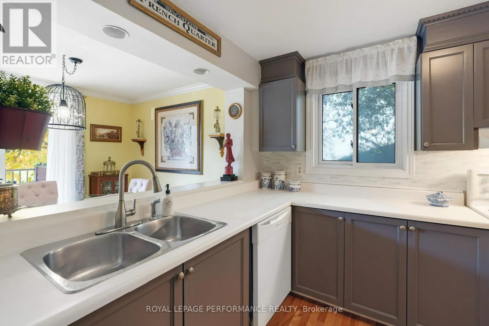 402 - 1589 ST BERNARD STREET