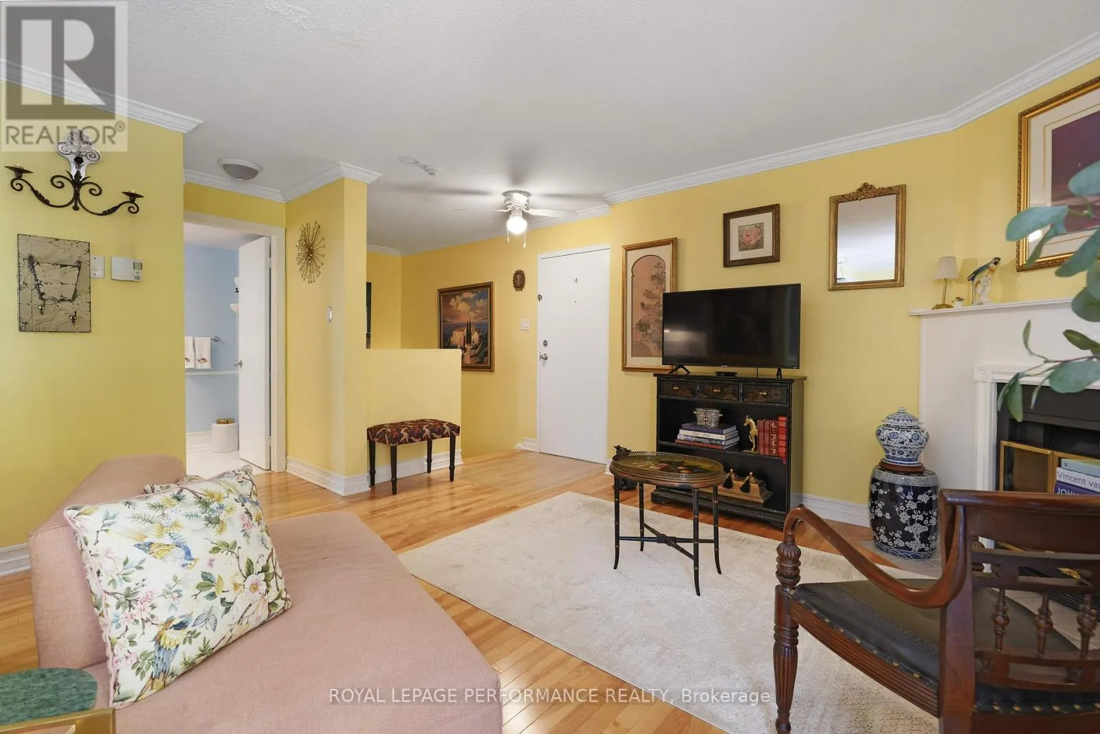 402 - 1589 ST BERNARD STREET