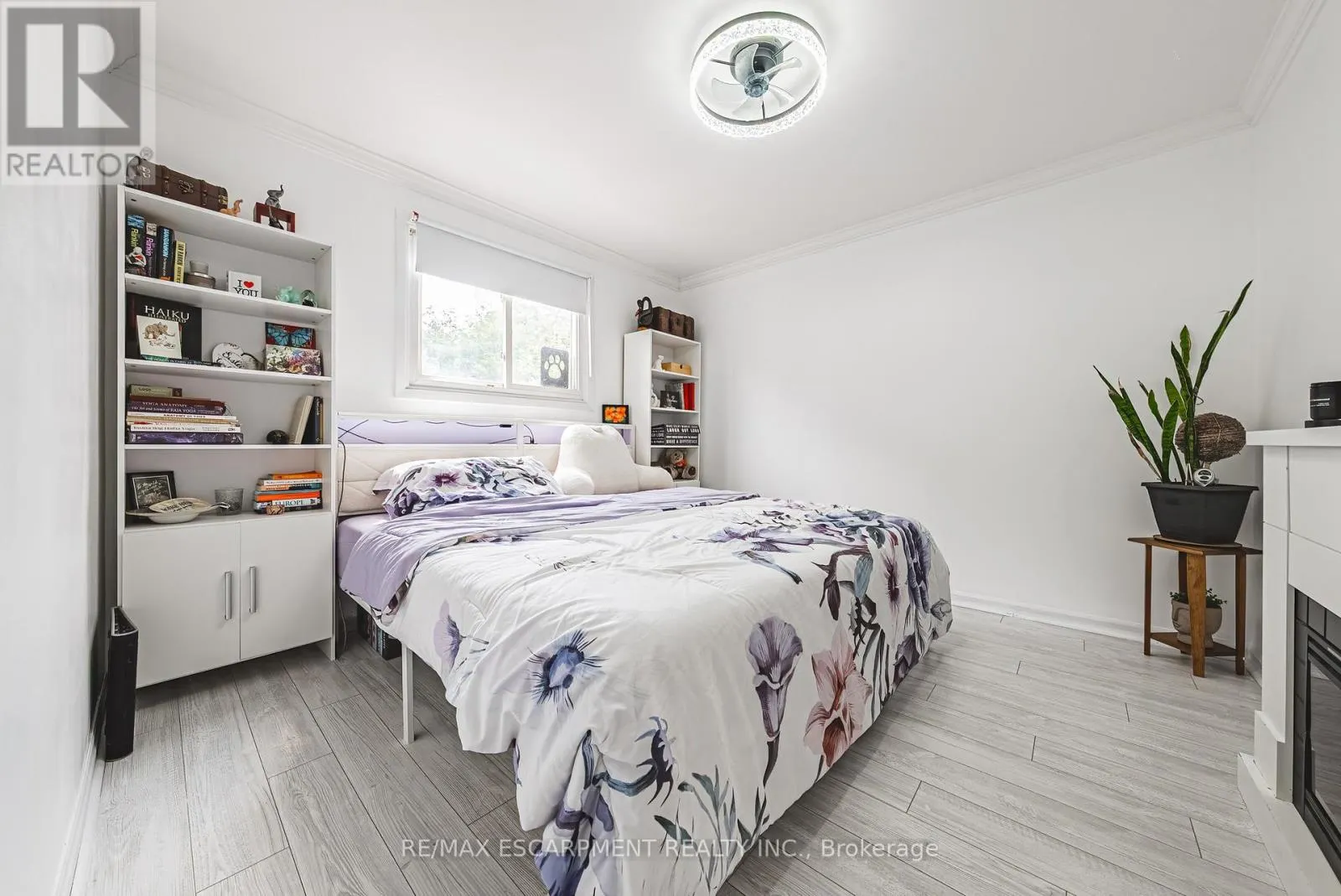 44 BILLINGTON CRESCENT