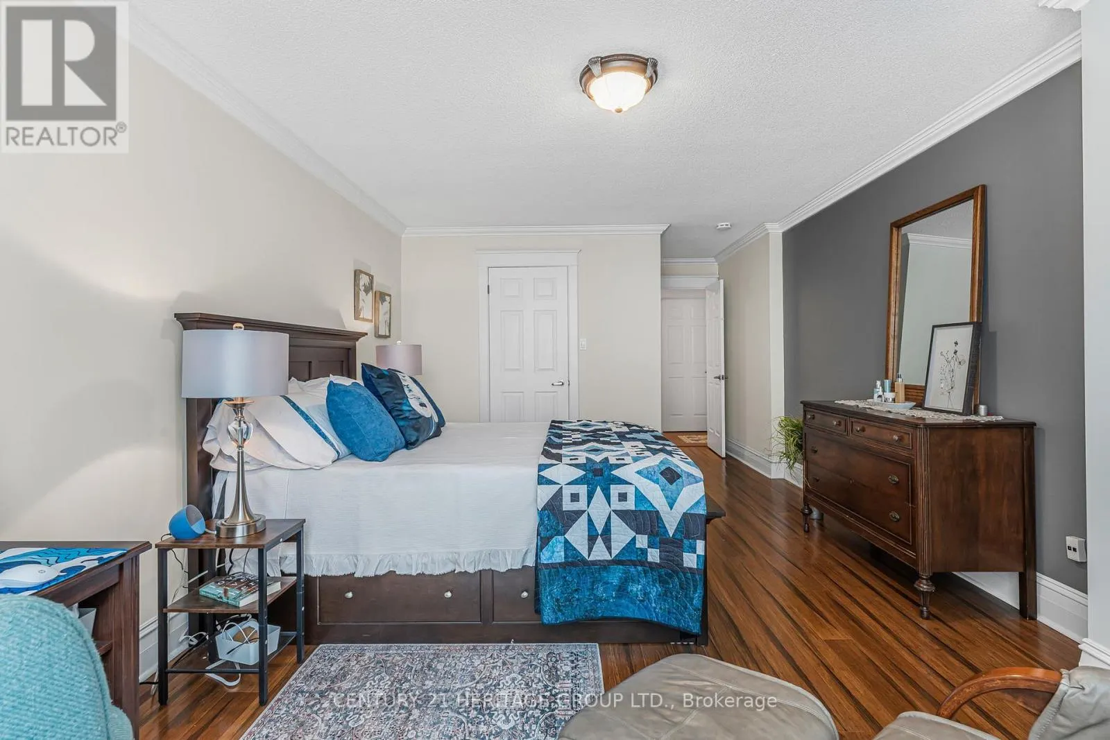 102 - 67 CAROLINE STREET S