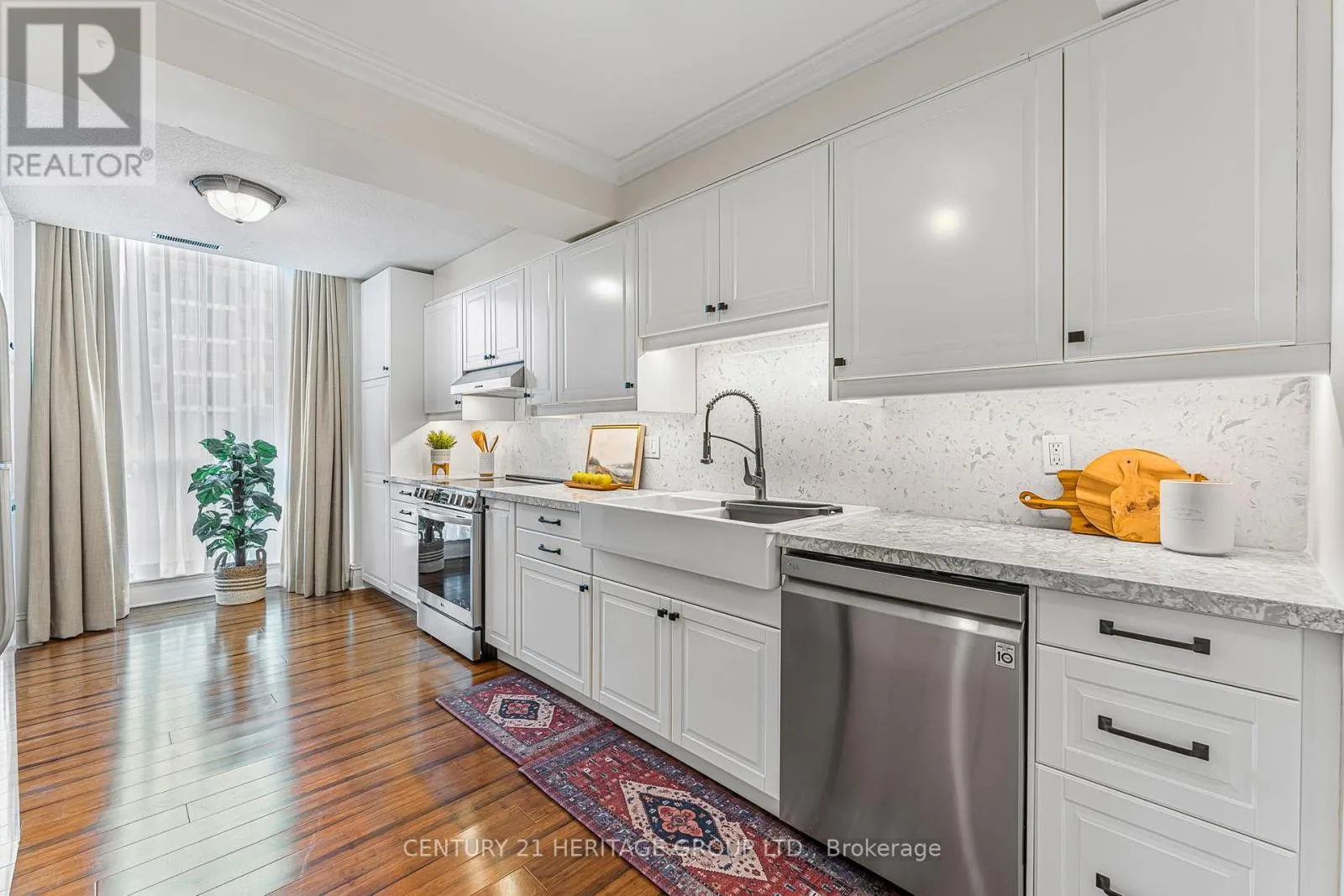 102 - 67 CAROLINE STREET S