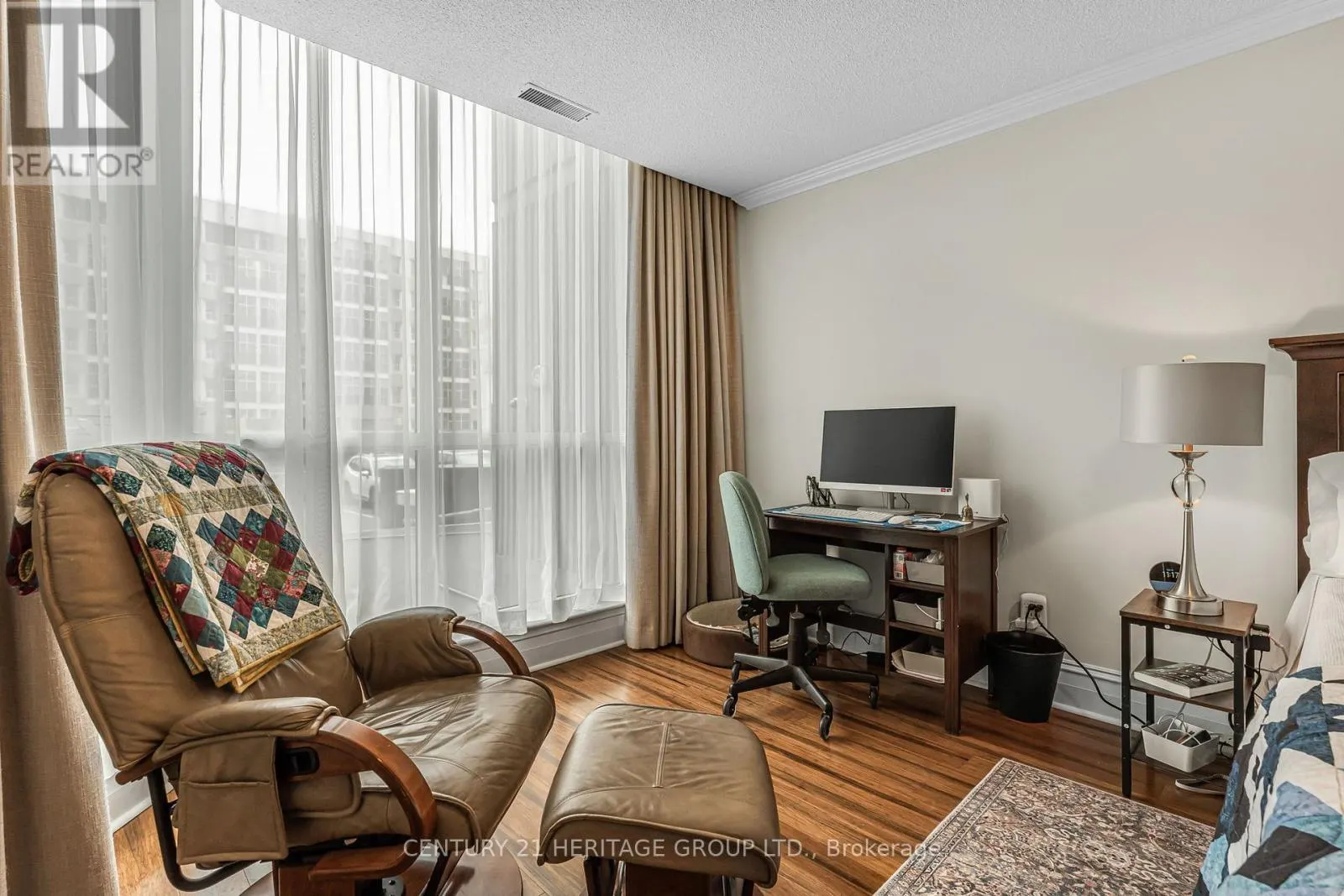 102 - 67 CAROLINE STREET S