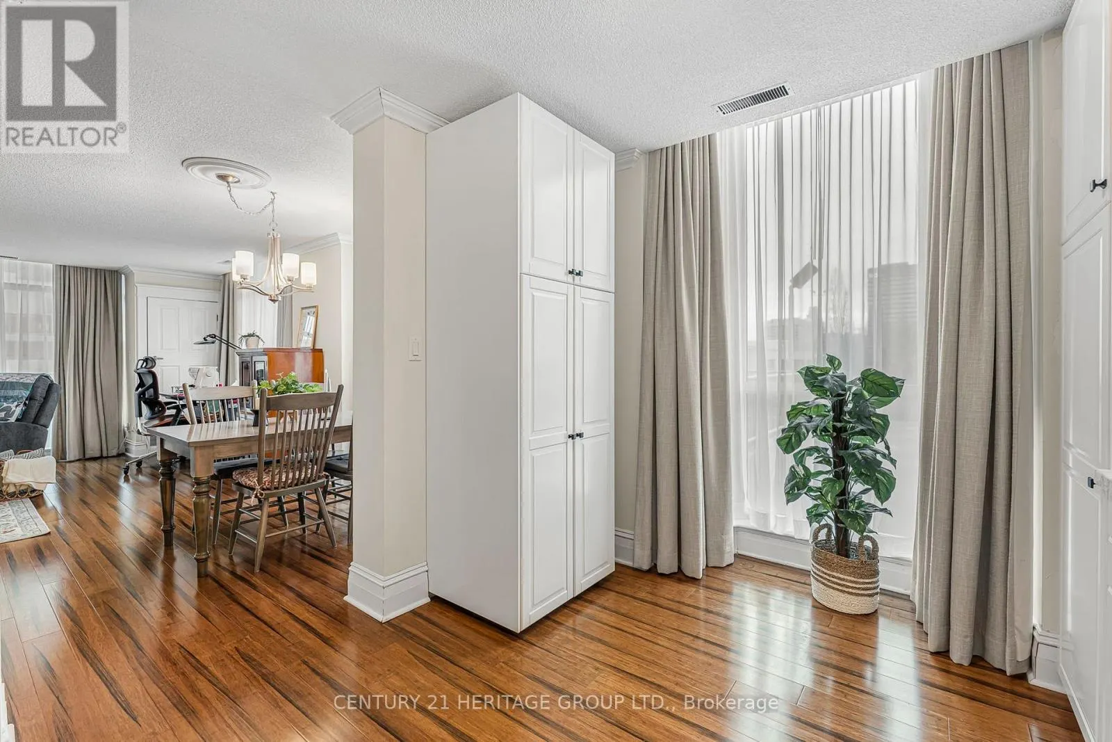 102 - 67 CAROLINE STREET S