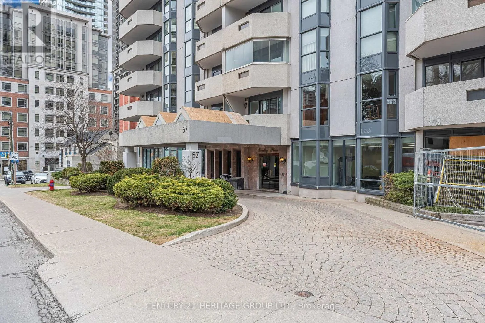 102 - 67 CAROLINE STREET S
