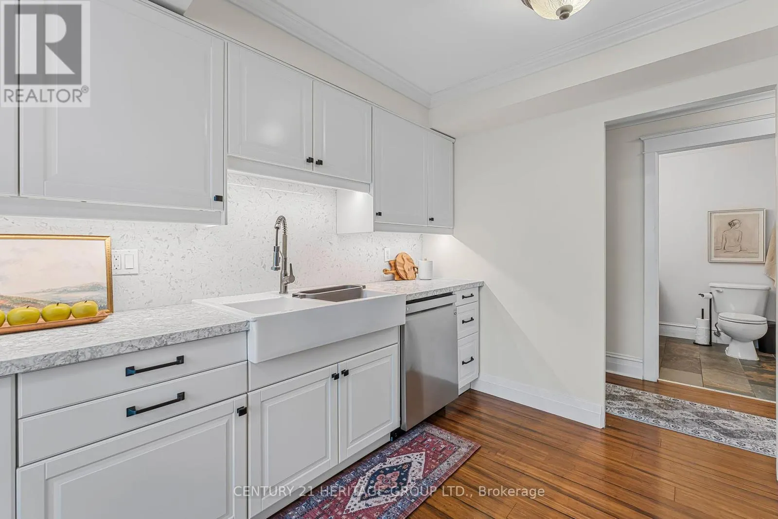 102 - 67 CAROLINE STREET S