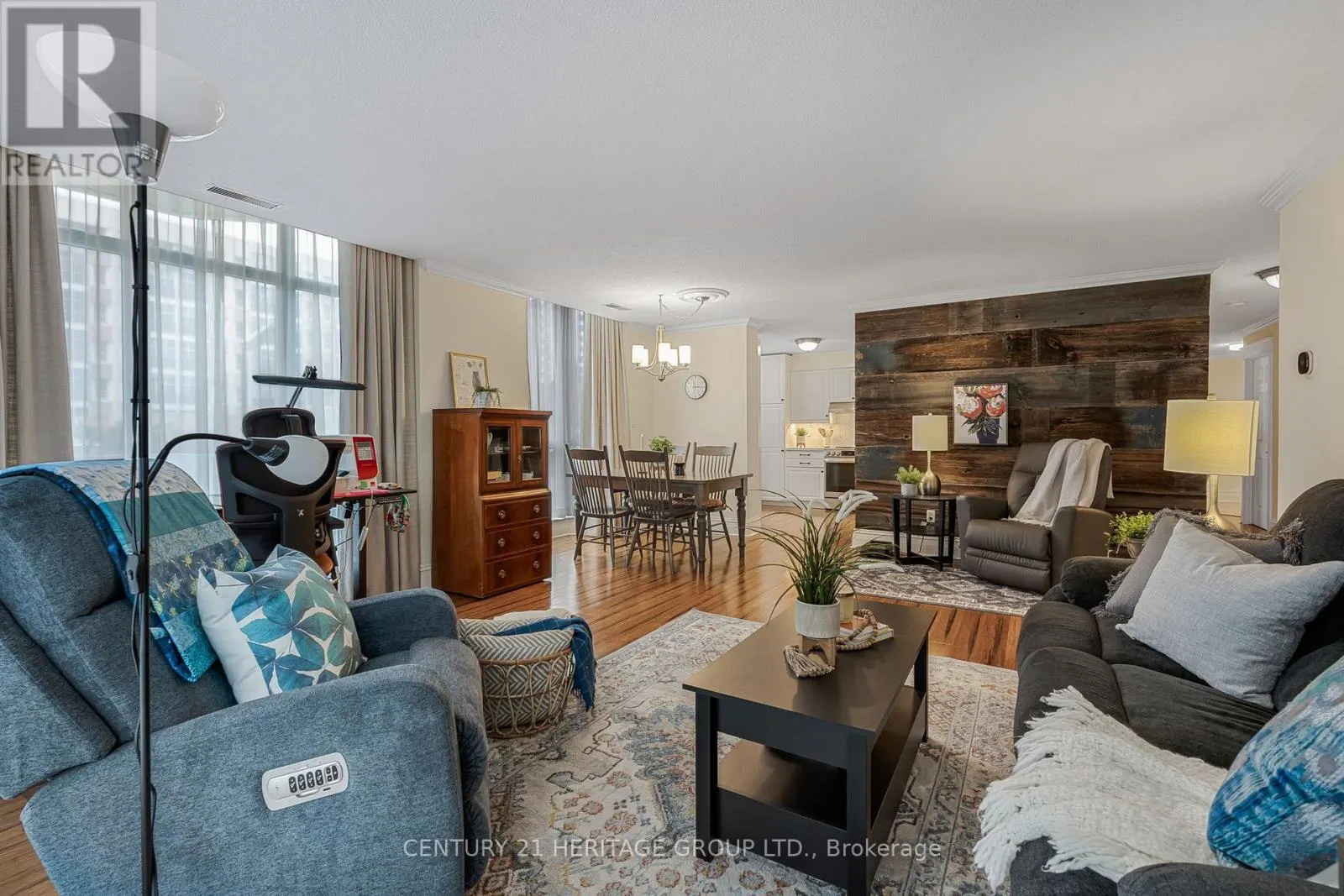 102 - 67 CAROLINE STREET S