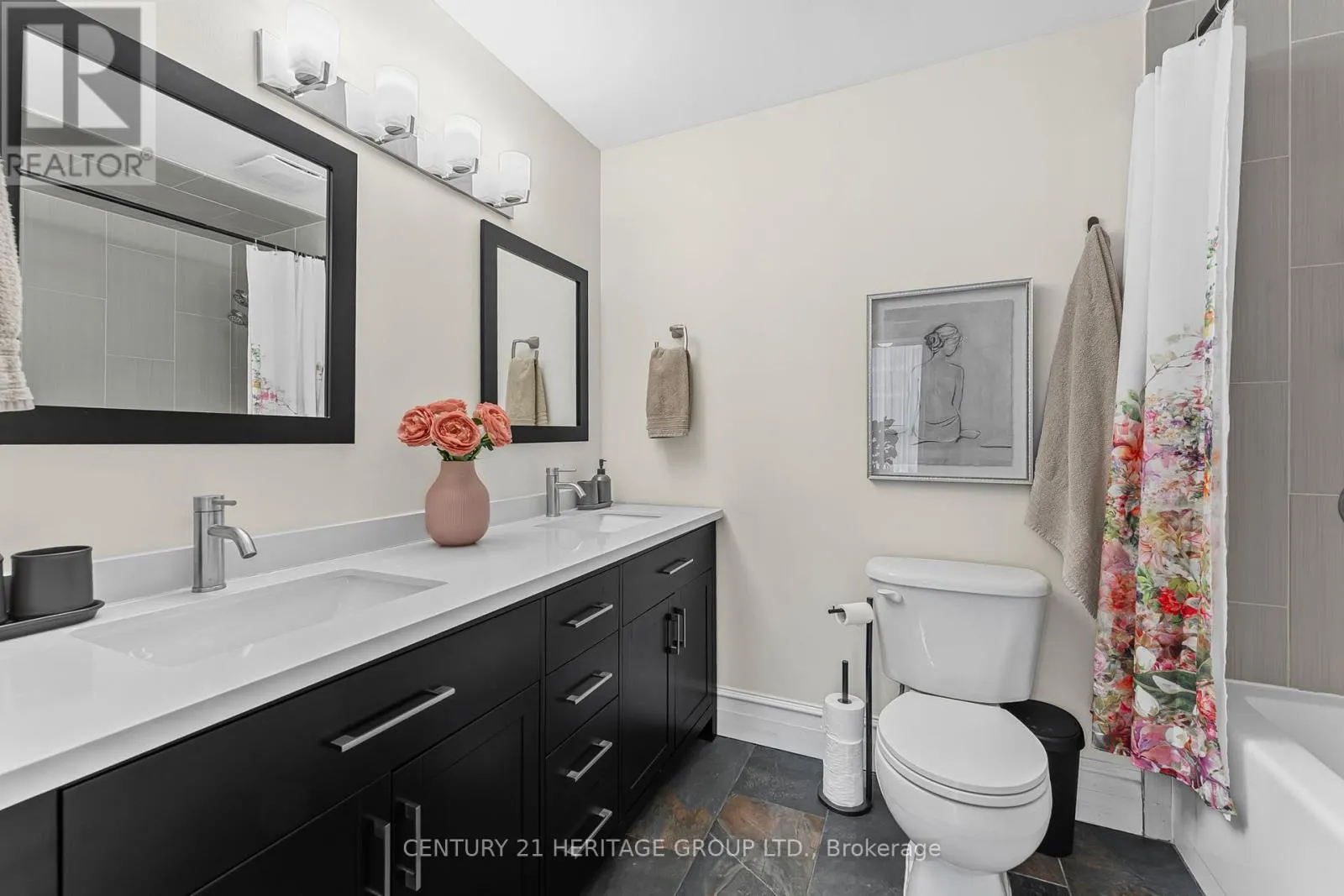 102 - 67 CAROLINE STREET S