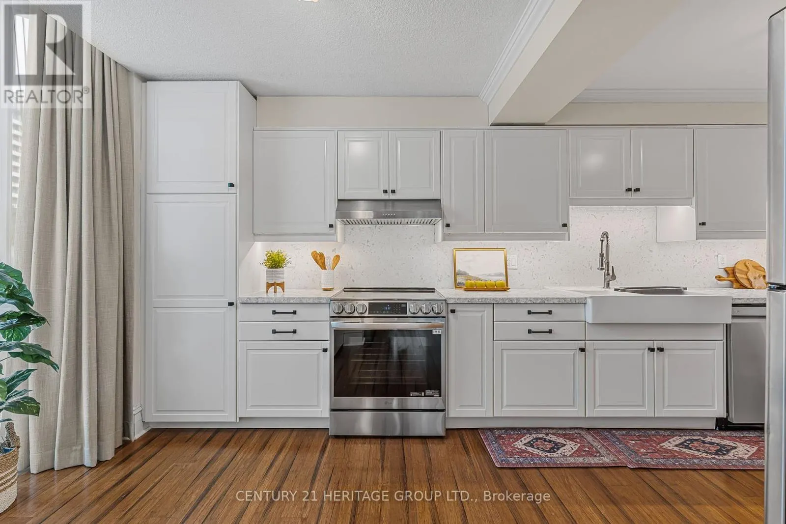 102 - 67 CAROLINE STREET S
