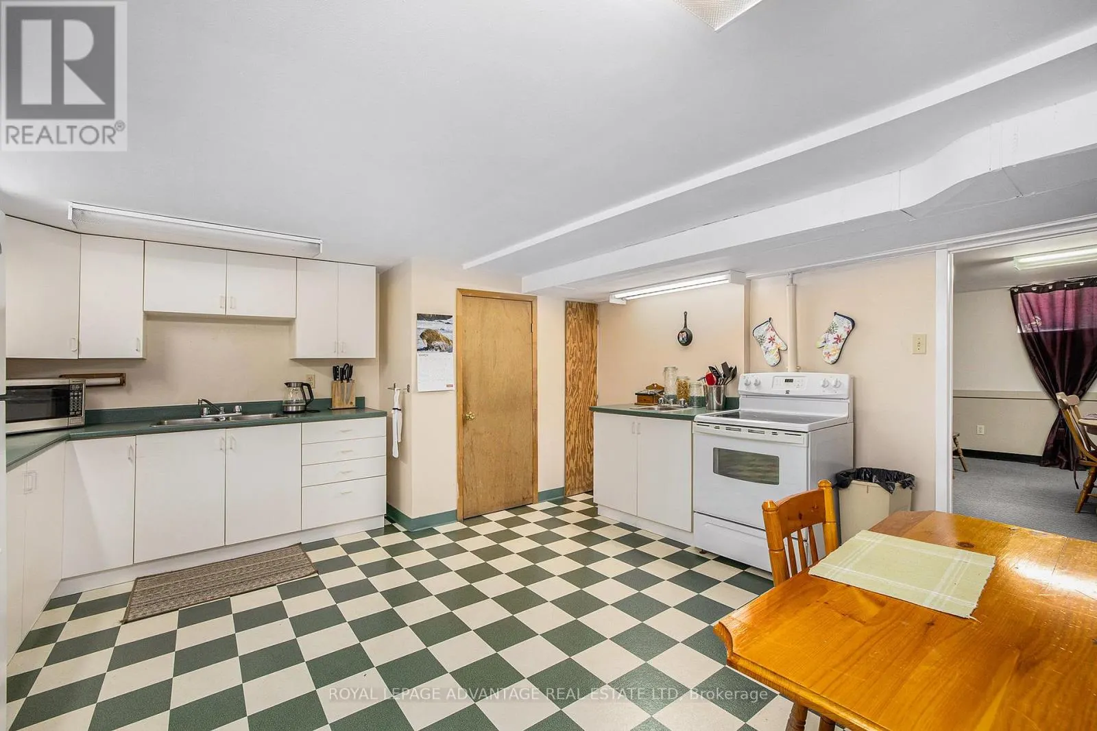 37 WILLIAM STREET E