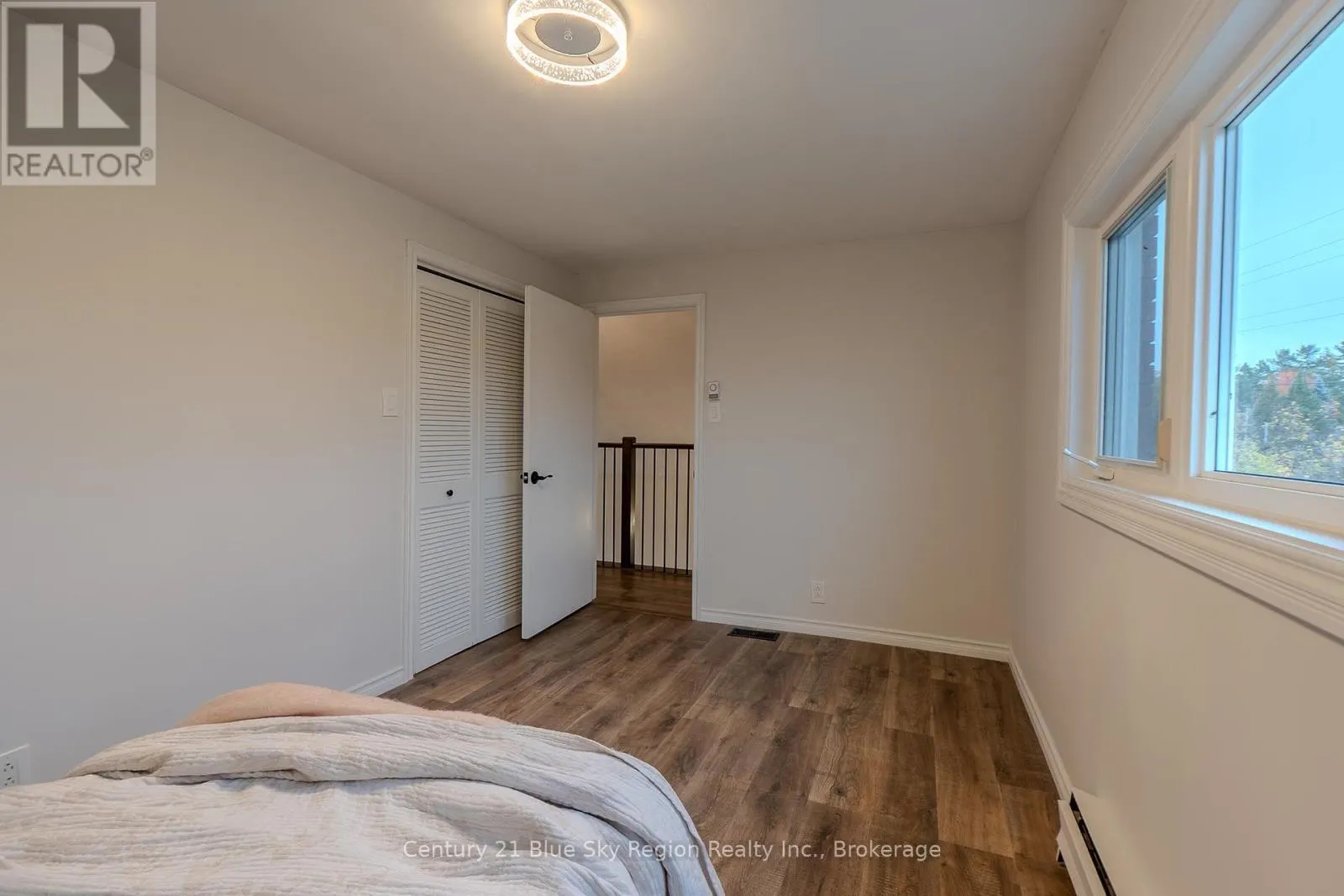 444 LANSDOWNE STREET E