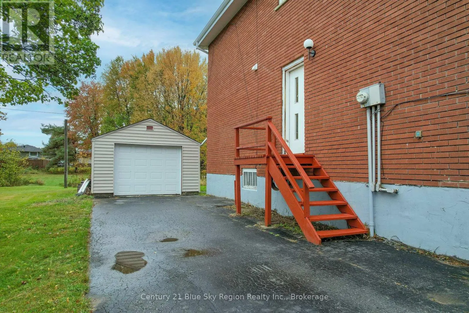 444 LANSDOWNE STREET E